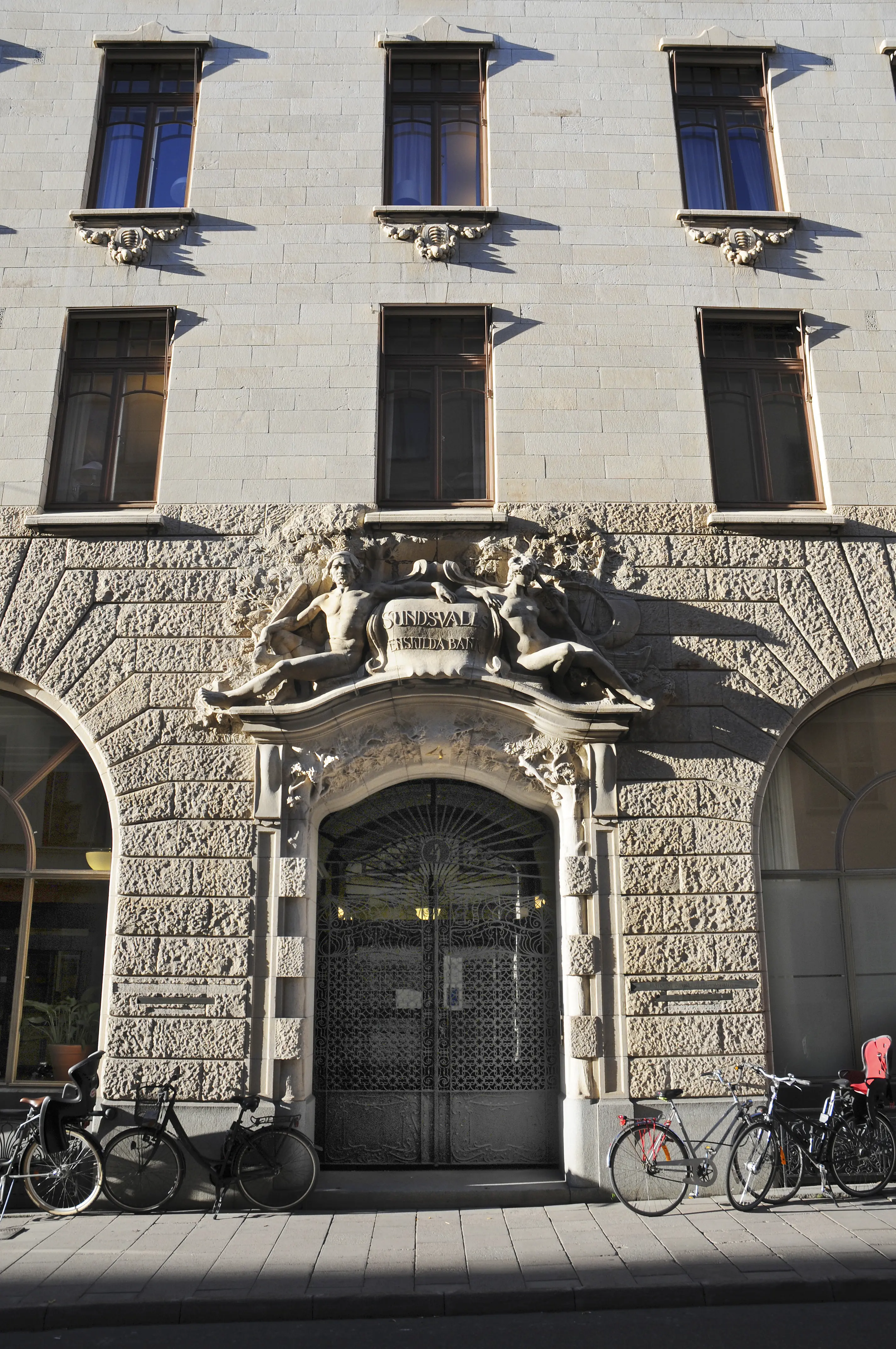 Sundsvalls enskilda bank. Stenportalen och smidesporten är i sirlig jugend-stil.