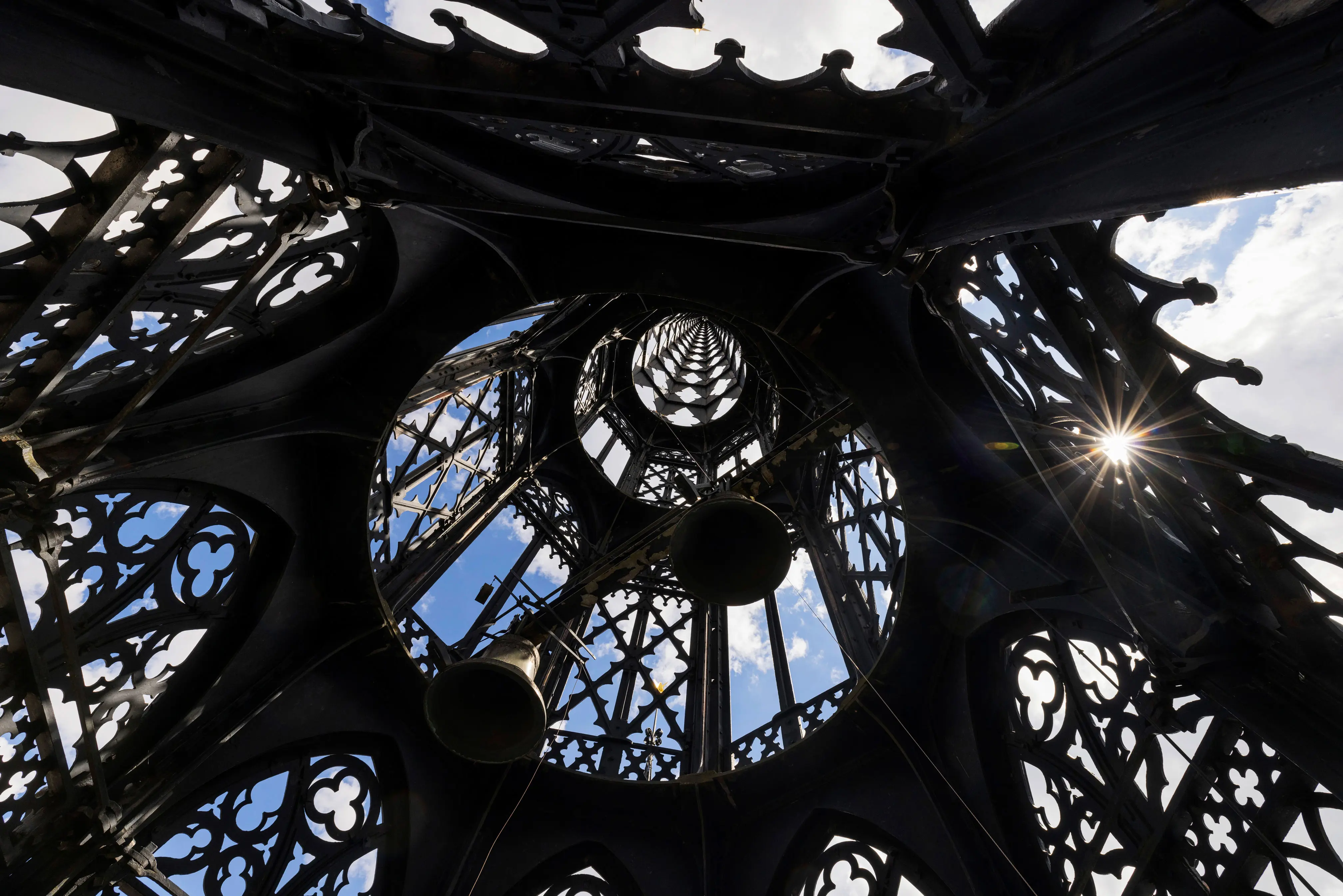 Riddarholmskyrkans tornspira sedd underifrån.