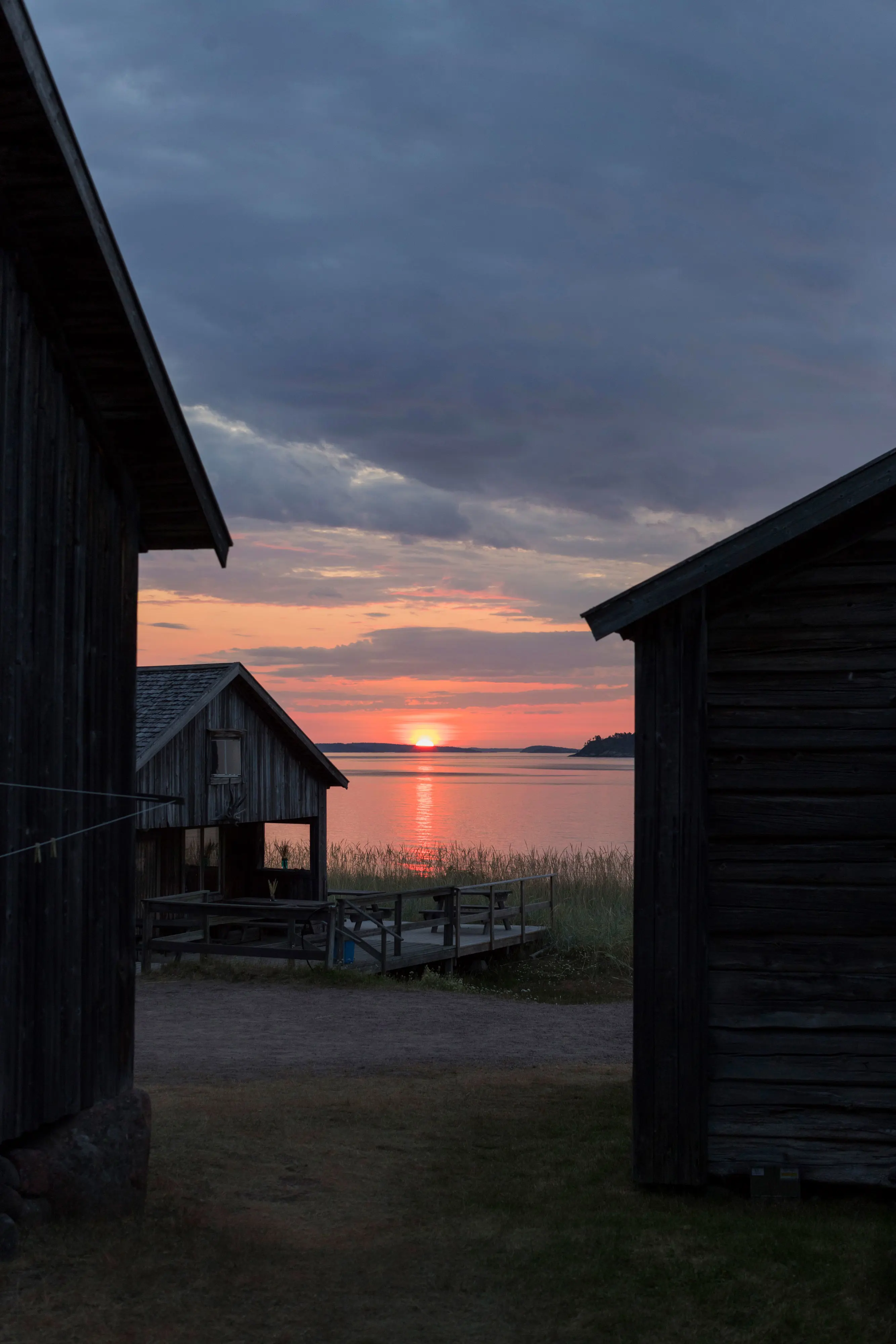 Soluppgång över vattnet vid Sandvikens fiskeläge