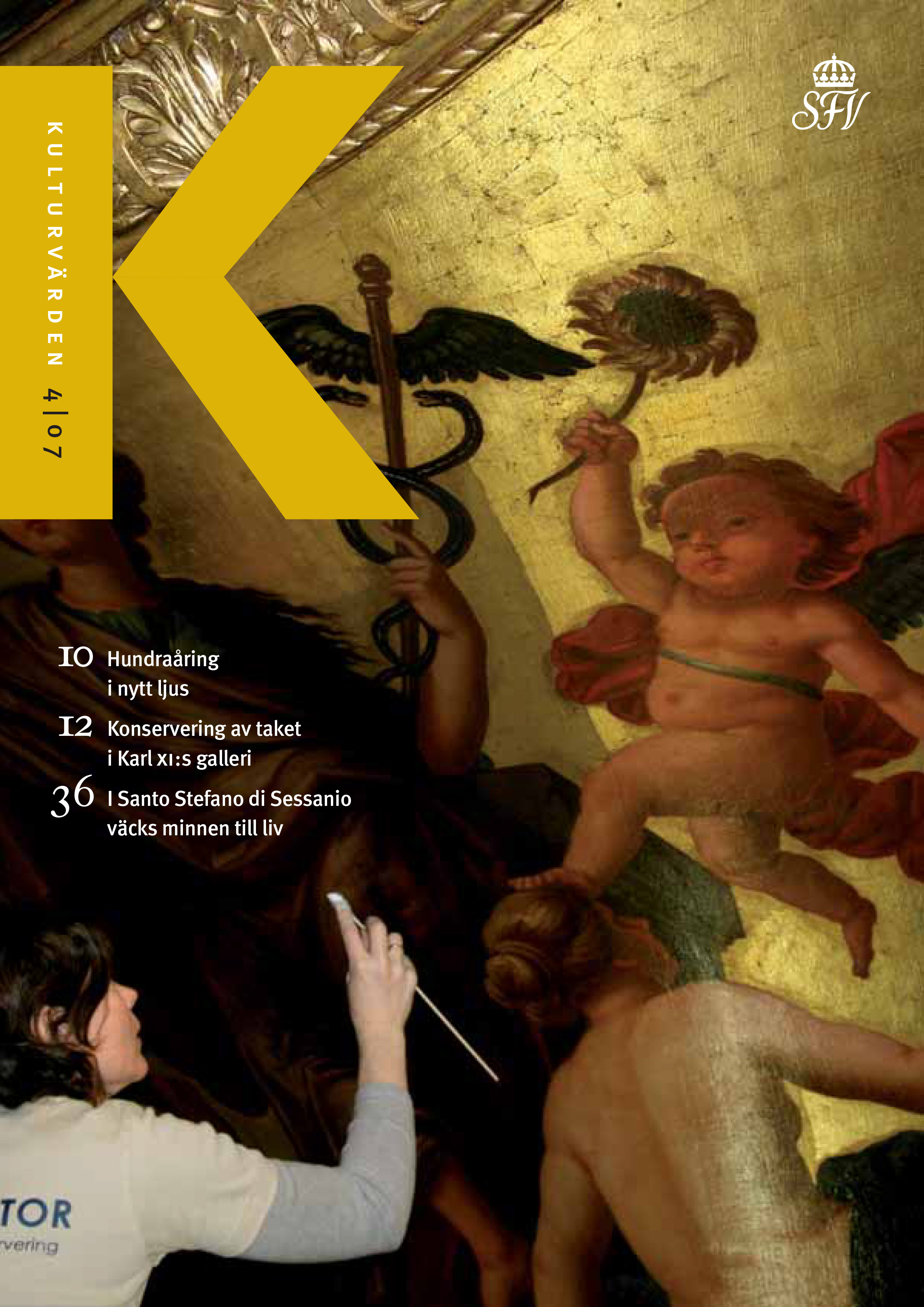 Plafondmålningarna i taket på Karl XI:s galleri görs försiktigt rent med pensel.