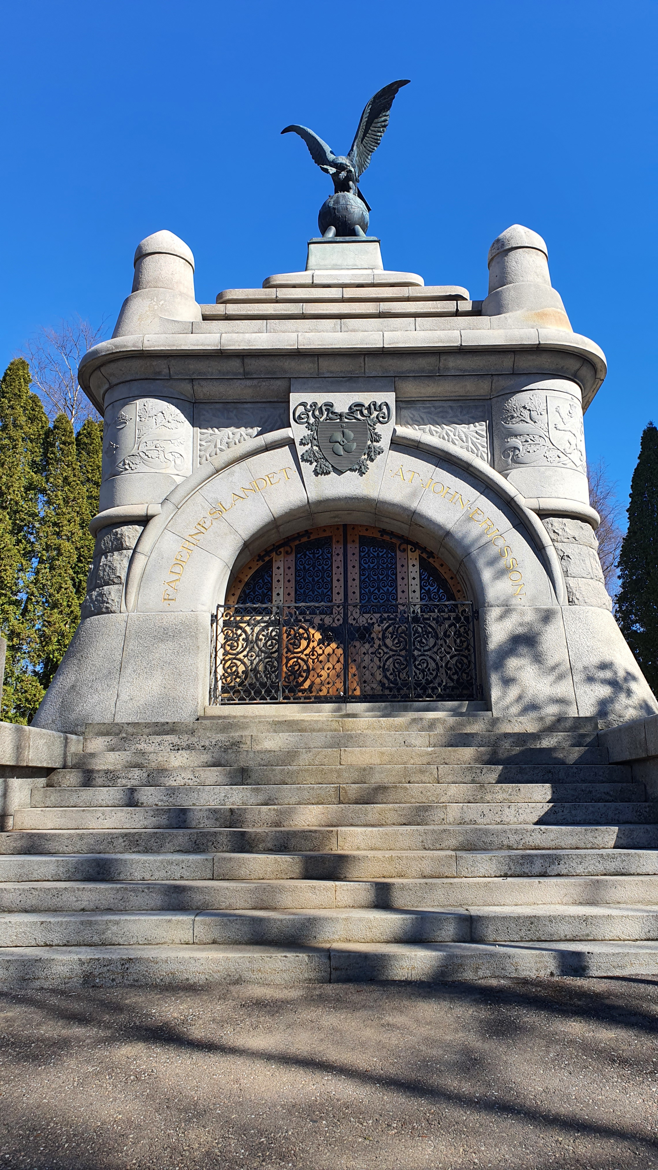 John Ericsson-monumentet med gravbyggnaden i nationalromantisk stil. Ovanför mausoleets port sitter en vapensköld med en propeller.