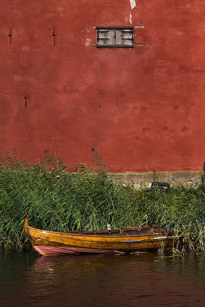 Malmöhus slotts röda fasad och vallgraven.