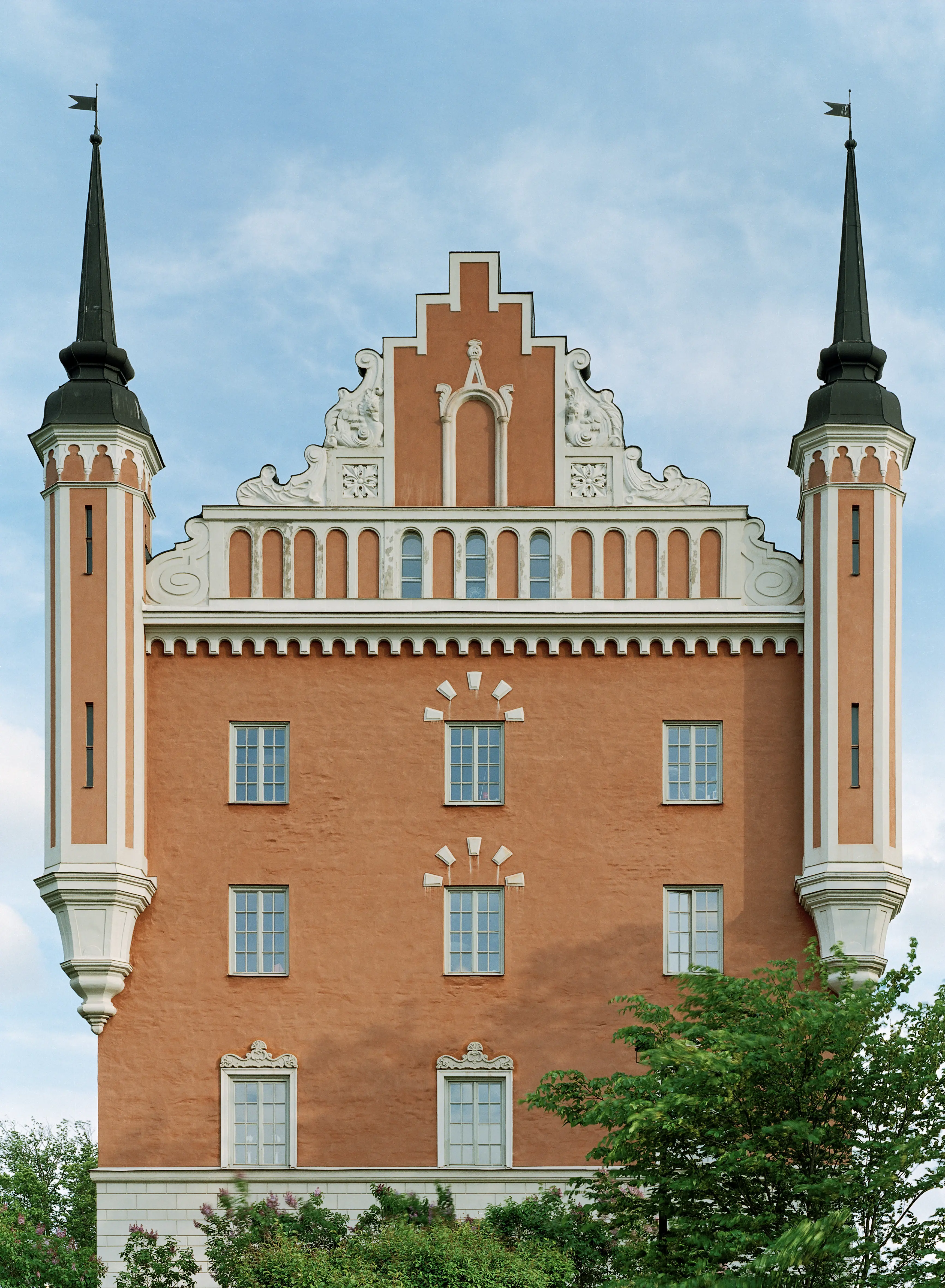 Amiralitetshuset på Skeppsholmen. Brunputsad byggnad med hörntorn och praktgavel i nyrenässans-stil. Fasaden har vita dekorationer.