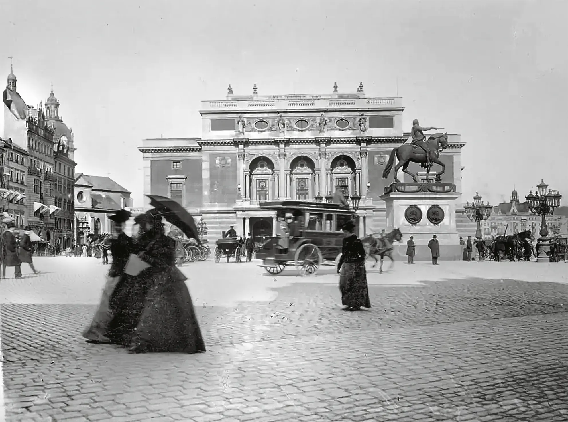 Fart och fläkt på Gustav Adolfs torg, hästhovar mot gatsten och frasande underkjolar framför den nya operabyggnaden 1901.