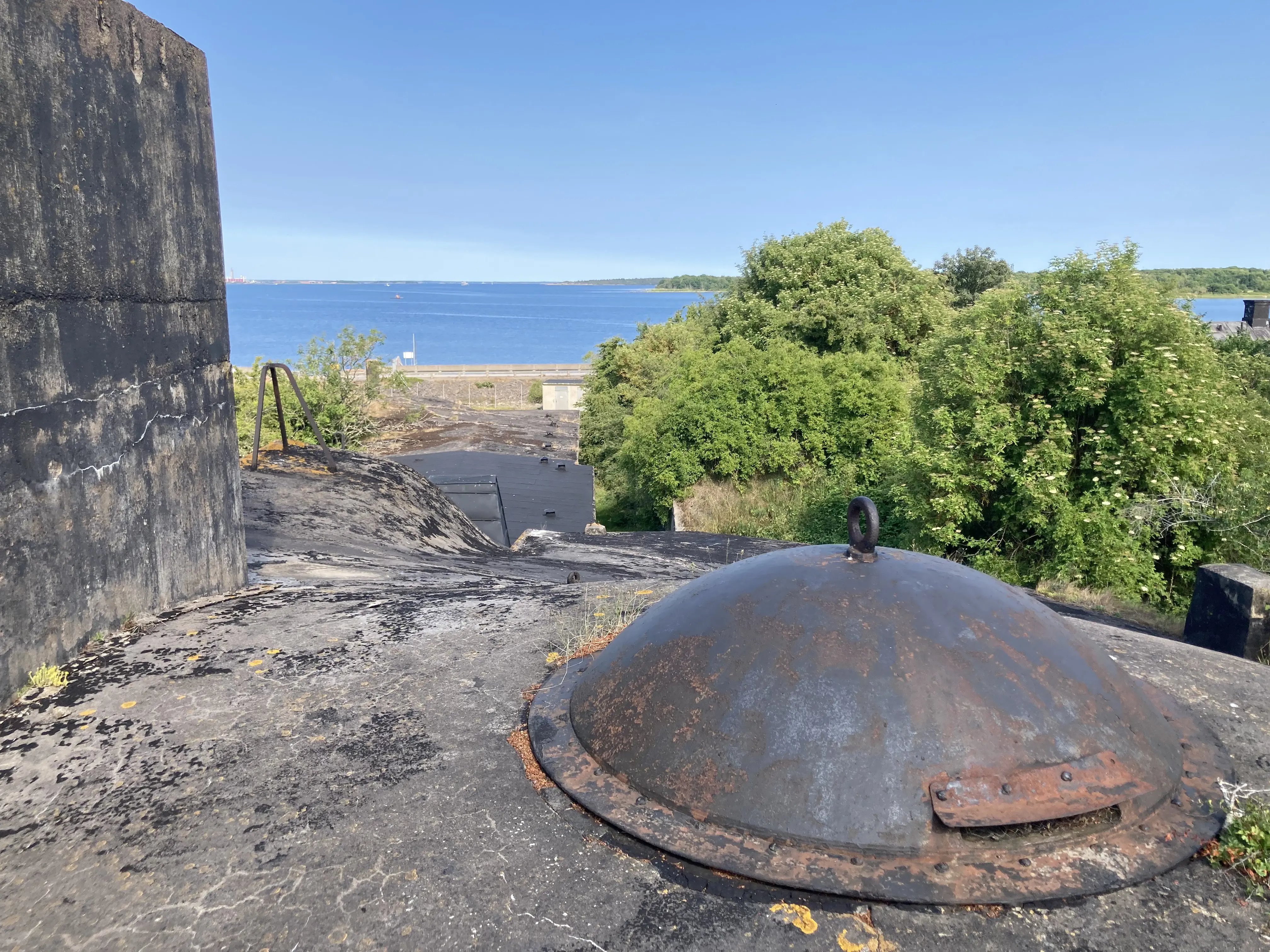 Utsikt mot vattnet från hjässan på fästningen