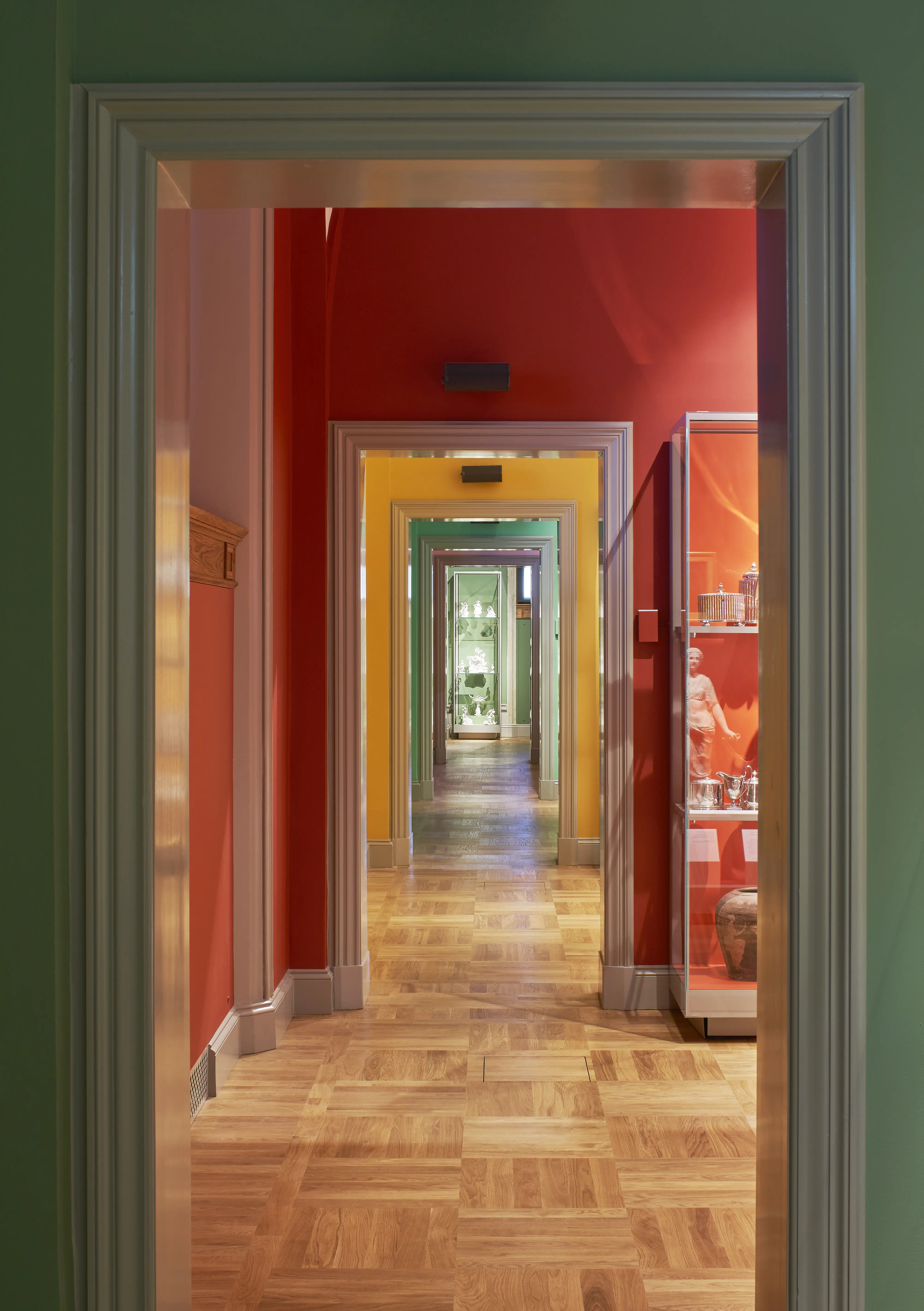 Interiör, Nationalmuseum. Perspektiv genom utställnings-kabinett i olika, klara färger.