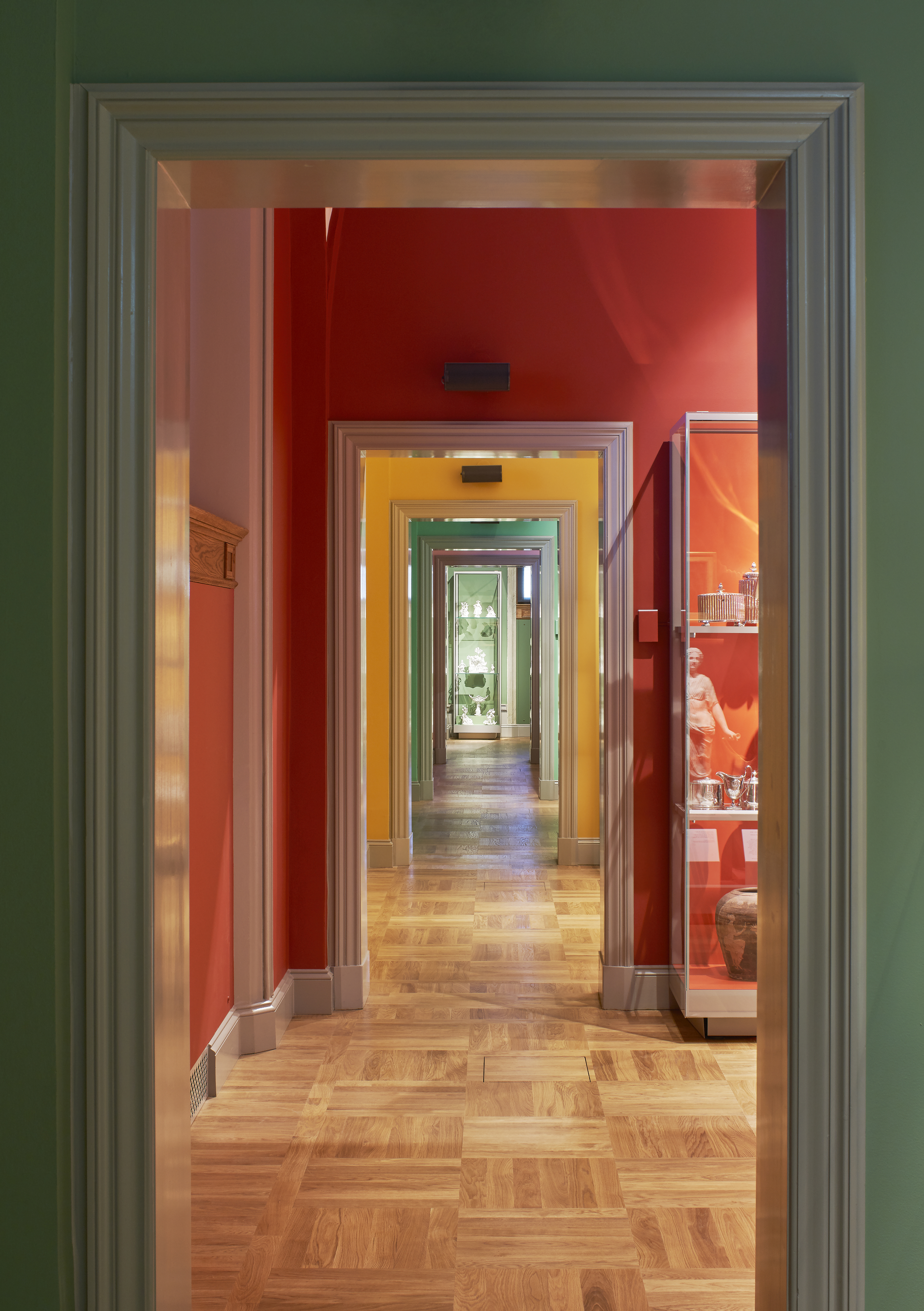 Interiör, Nationalmuseum. Perspektiv genom utställnings-kabinett i olika, klara färger.