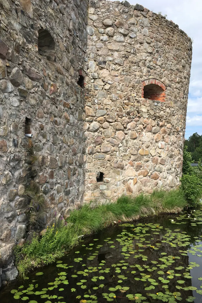 Kronobergs slott, murverk och del av vallgrav