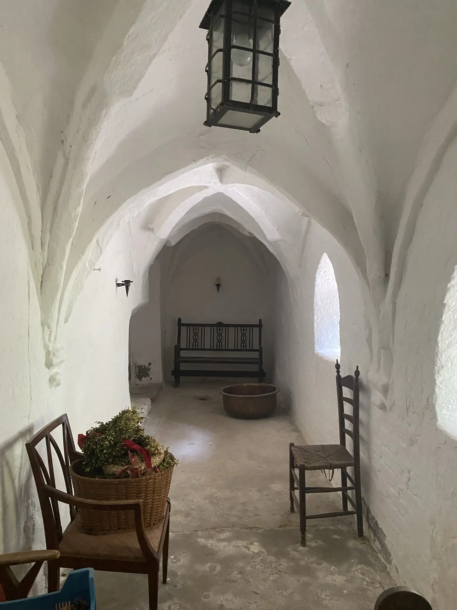 Dalby kungsgård. Medeltida klostergång med kryssvalv i boningshuset.