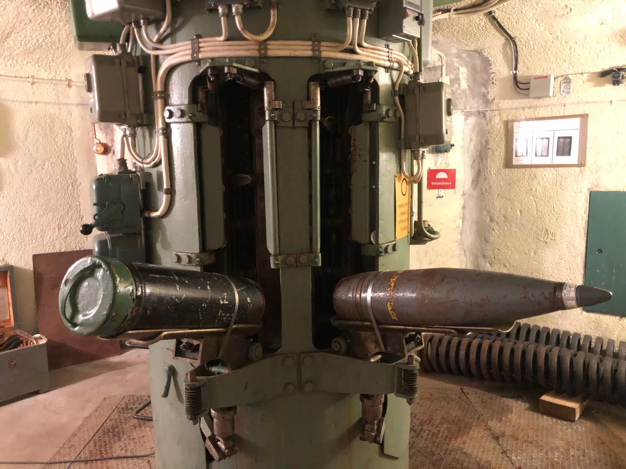 Ett rum i botten av kanonen där bilden visar en ihålig grönmålad pelare i metall full med sladdar och dosor kallad "stjälk". Pelaren har 2 st öppningar för ammunition. Vid öppningarna vilar hylsor i var sin vagga som kan fällas in vid laddning.