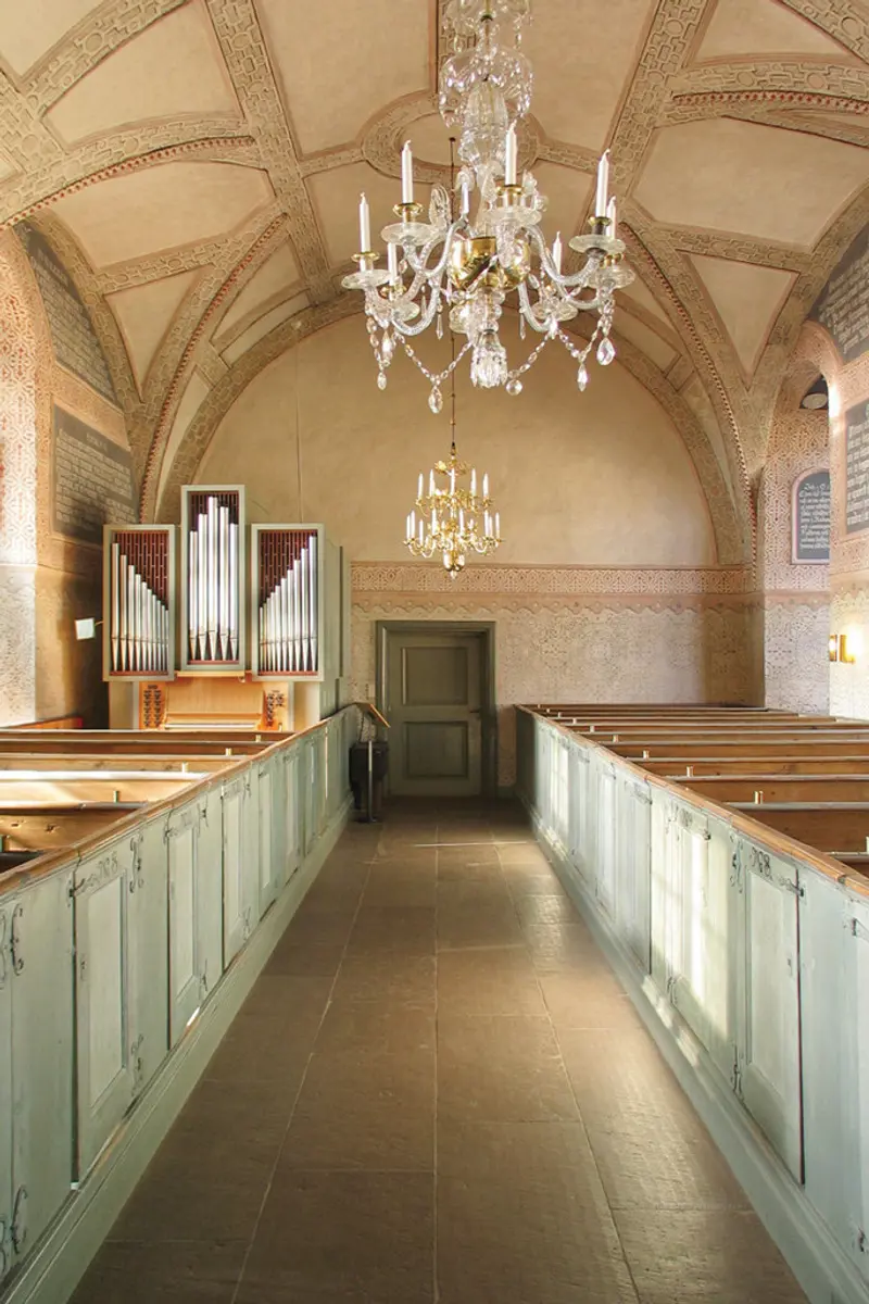 Sittbänkar, orgel och kristallkronor i Kalmar slottskyrka