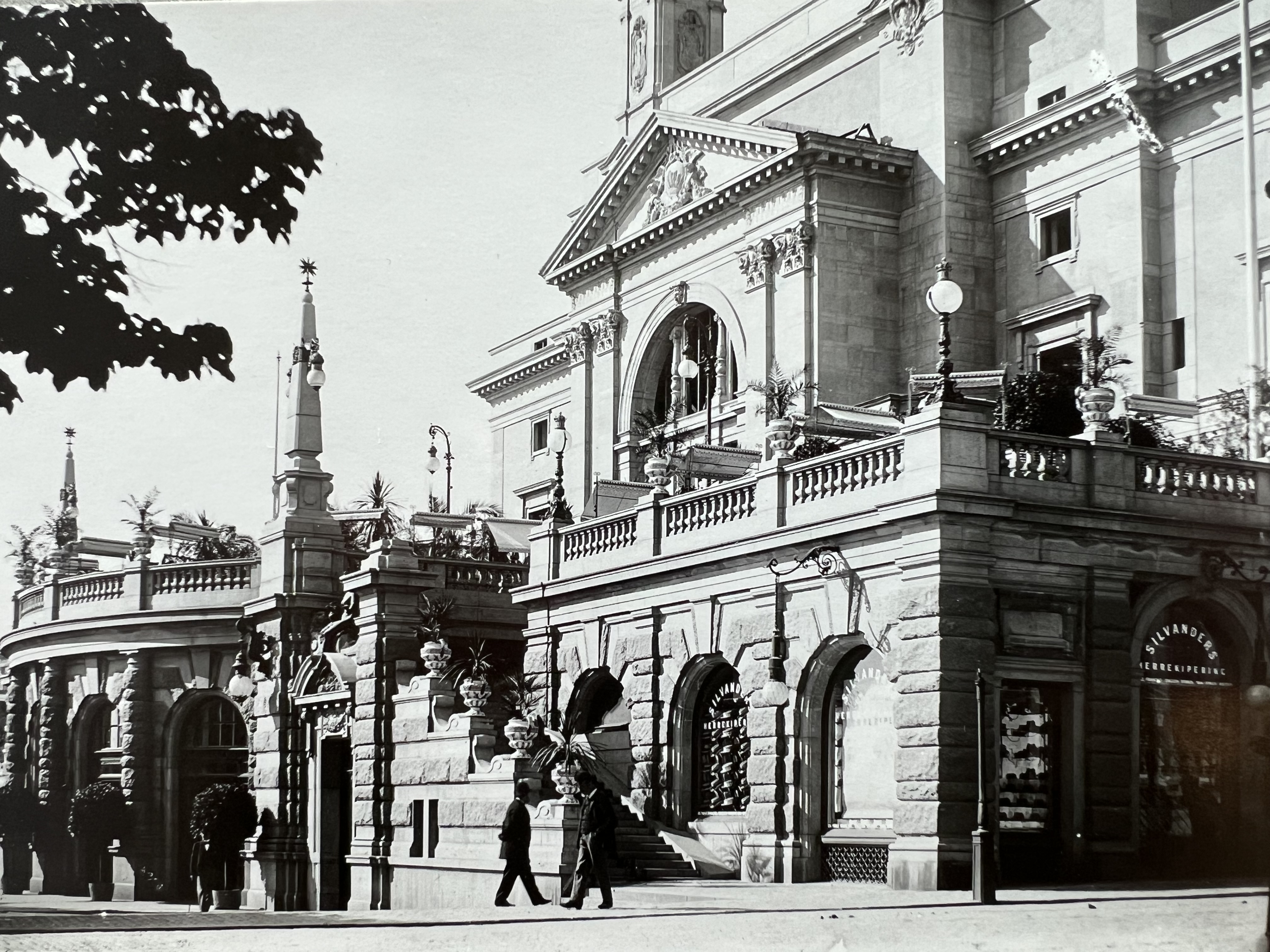 Svartvit bild av Operakällaren och Operaterrassen vid sekelskiftet 1900.