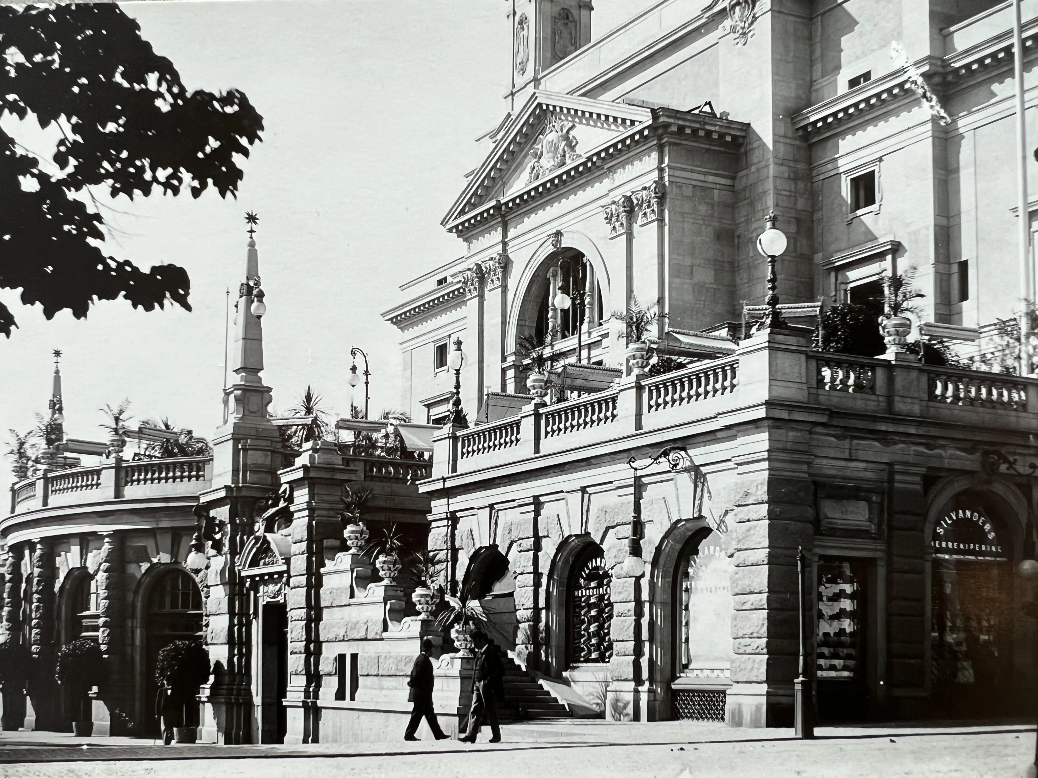 Svartvit bild av Operakällaren och Operaterrassen vid sekelskiftet 1900.