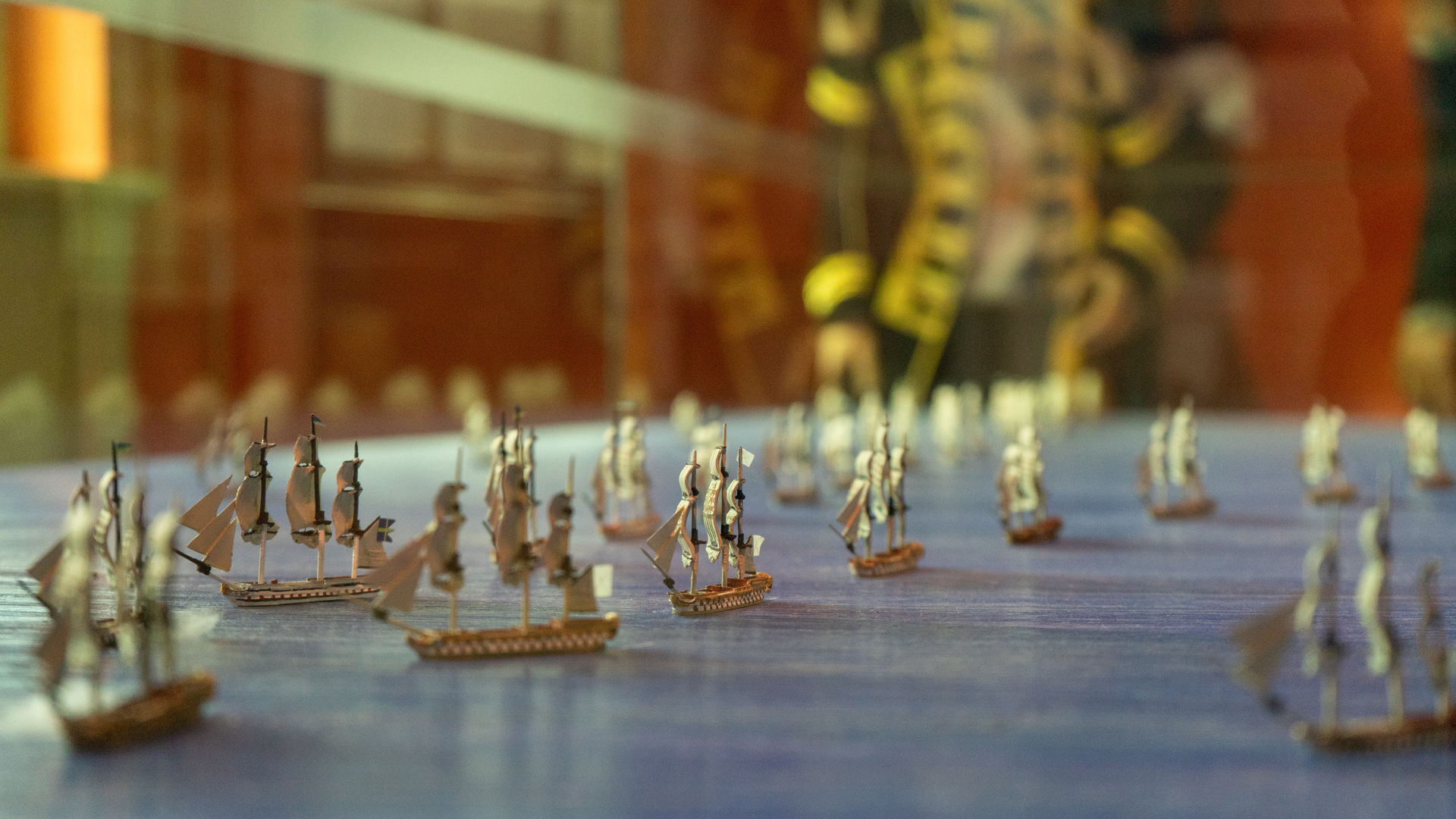 Marinmuseum. Närbild på miniatyr-fartyg av metall.