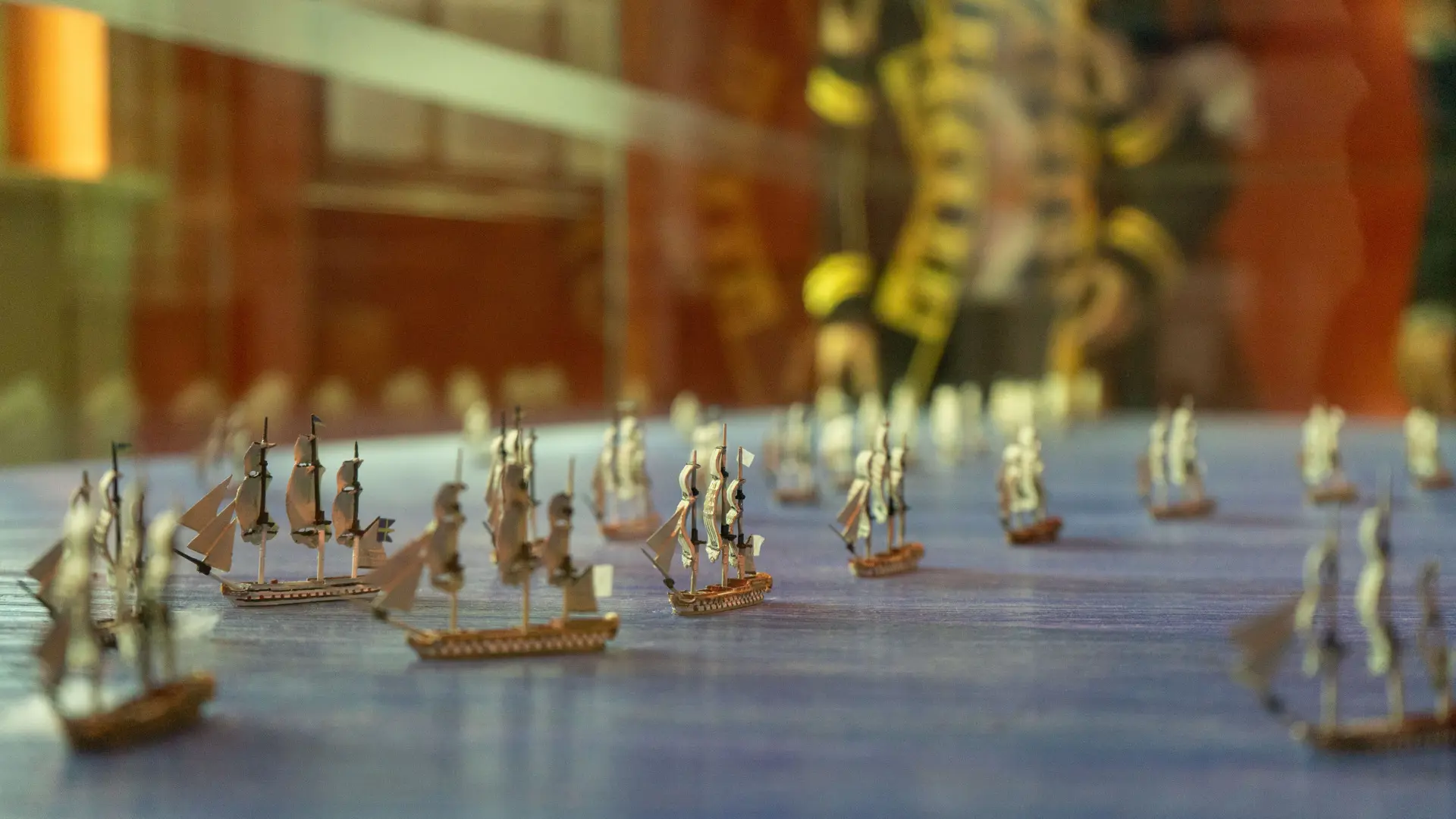 Marinmuseum. Närbild på miniatyr-fartyg av metall.