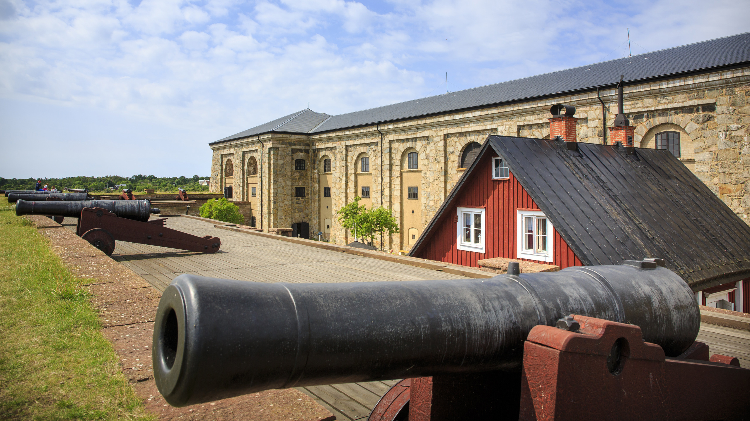 Drottningskärs kastell med en rad av kanoner i förgrunden.