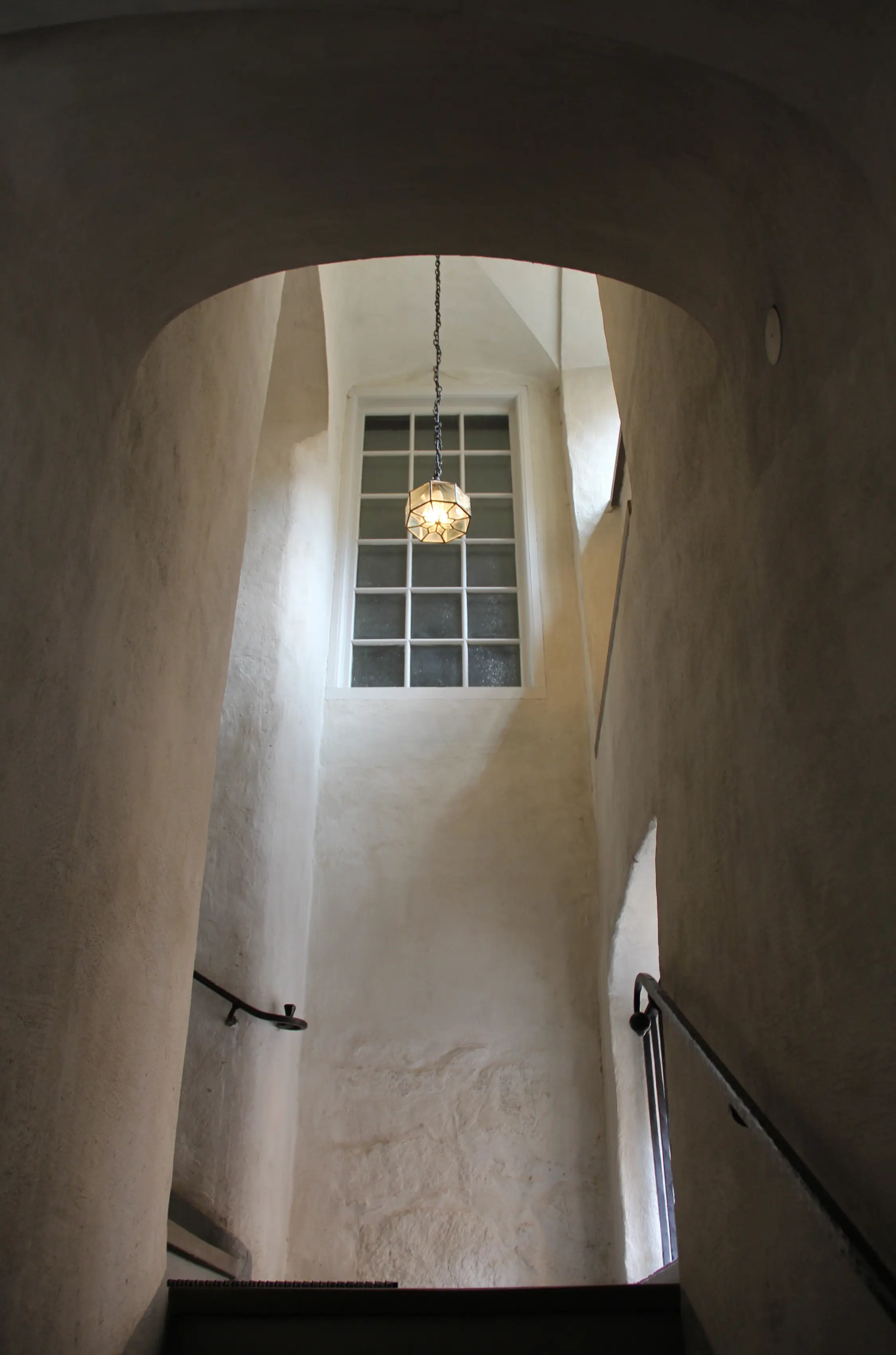 Interiör, Västerås slott. Trapphall med vitputsade stenväggar.