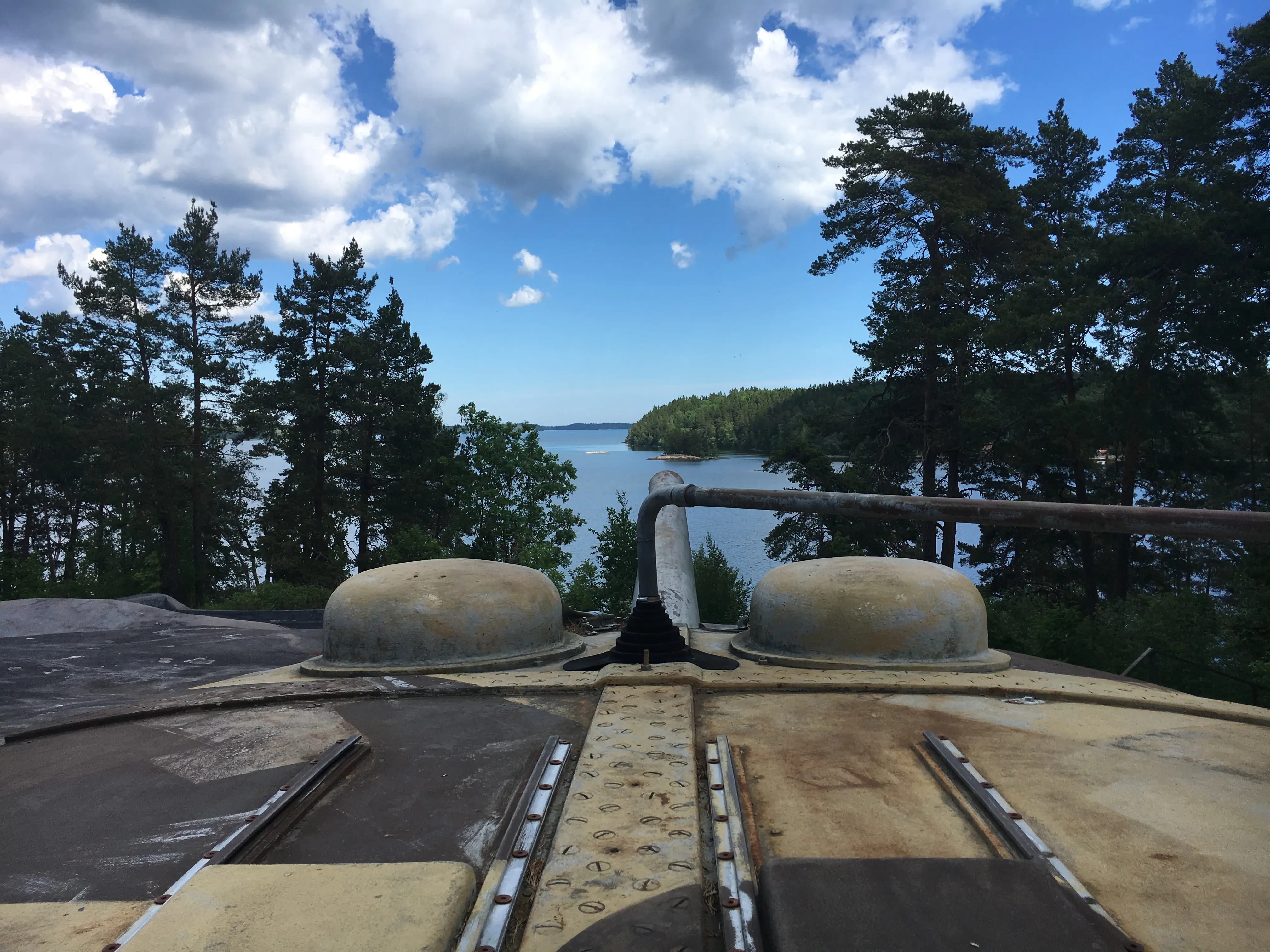 Siarö fort. Utsikt från en av kanonerna mot fjärden.