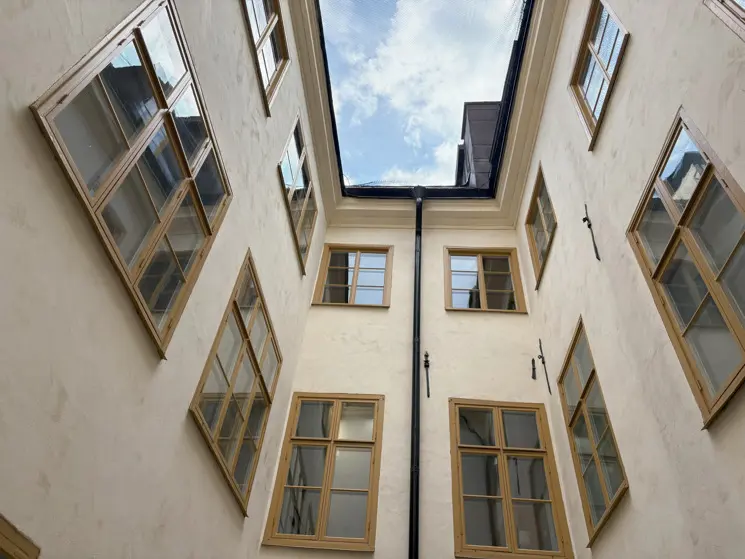 Fönster och fasader på innegården