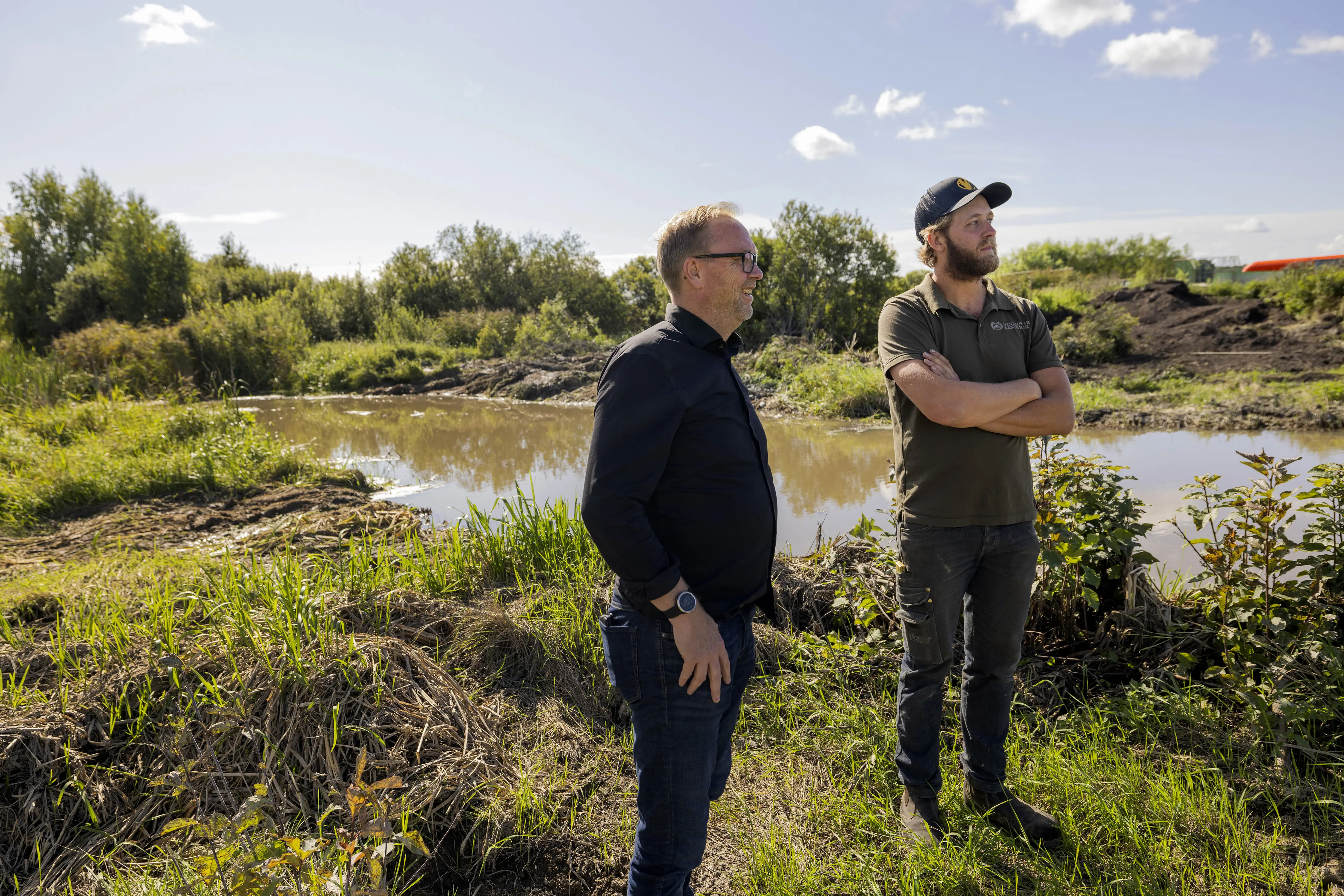 Urban Wahlström, förvaltare på SFV i samspråk med Filip Nilsson, arrendator på Strömsviks kungsgård.