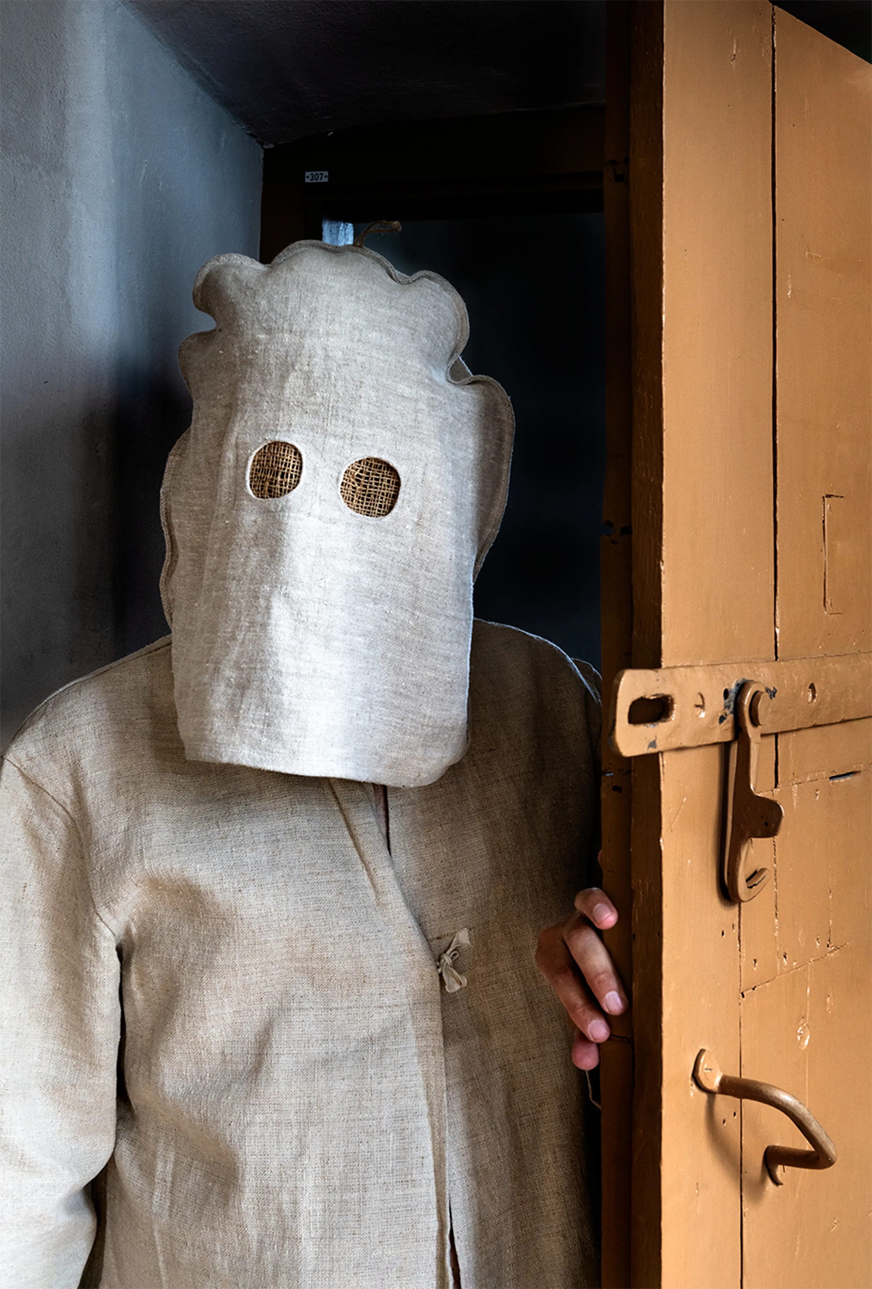 De anonymiserande fångdräkterna skulle förhindra att fångarna fick nya, dåliga bekantskaper. En bonus var att de efter avtjänat straff skulle kunna komma ut i samhället utan att kännas igen som brottslingar.