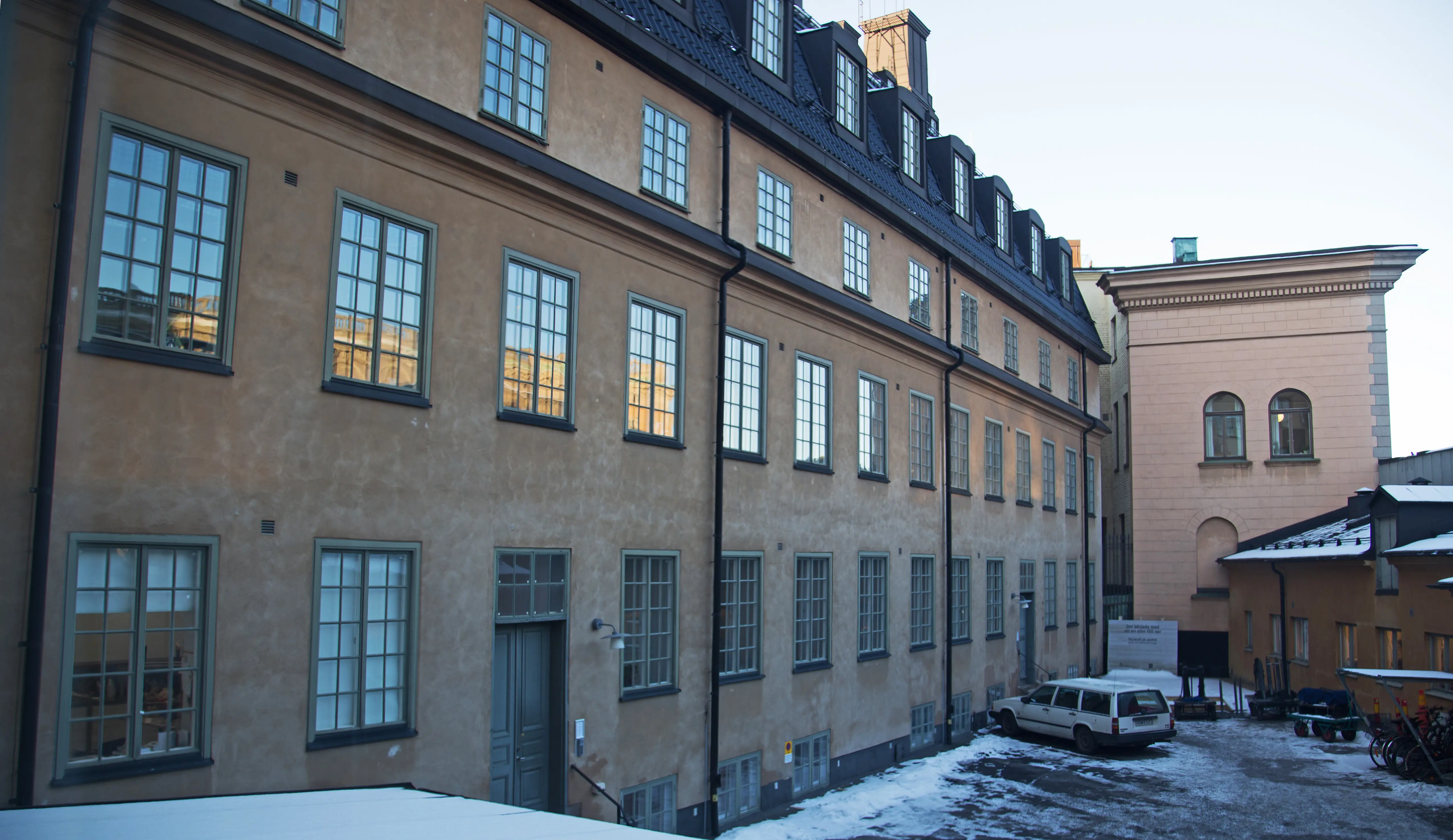Gårds-miljön vid Oxenstiernska annexet. Vinter och snö
