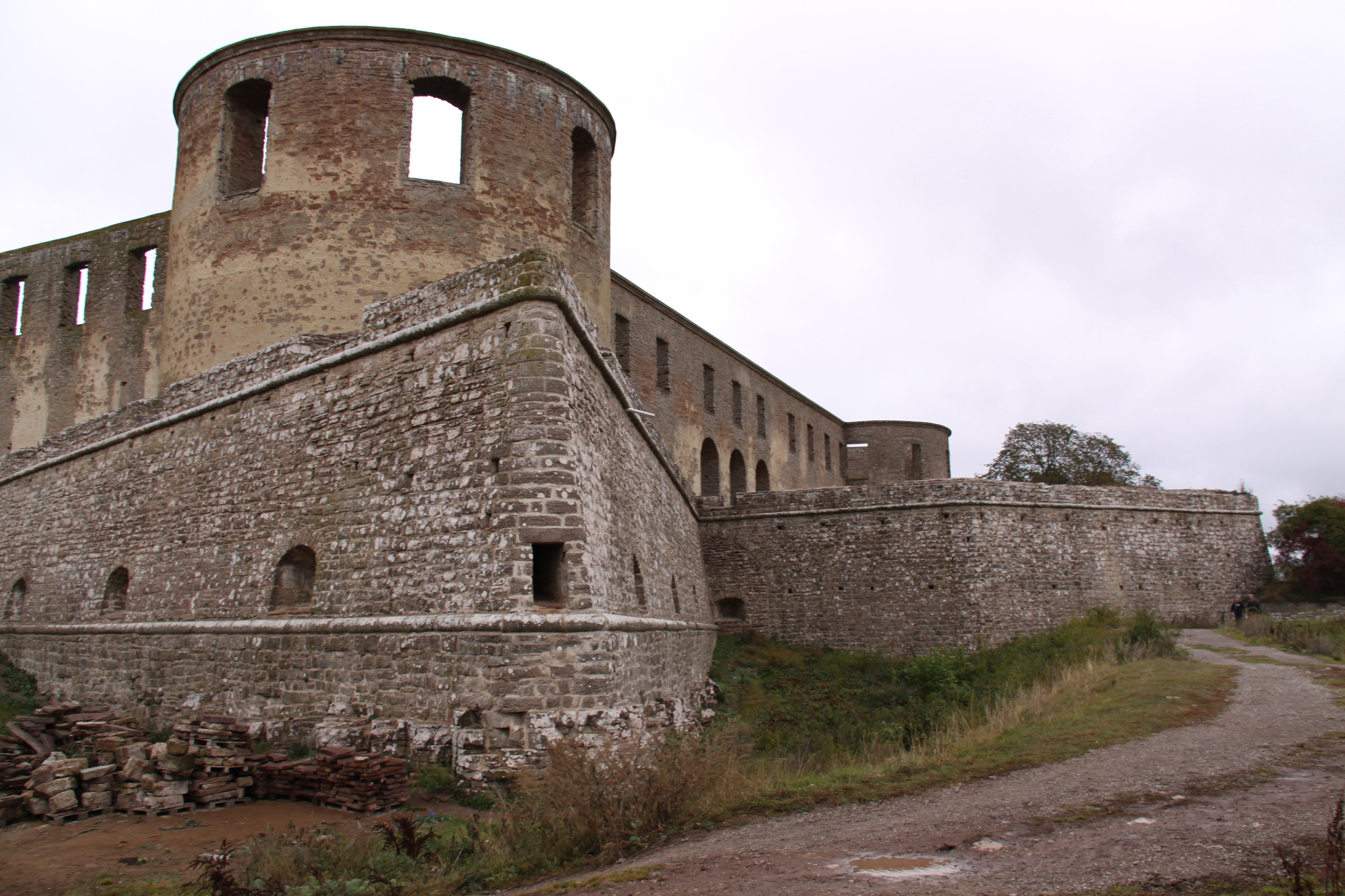 Befästningar runt Borgholms slottsruin.