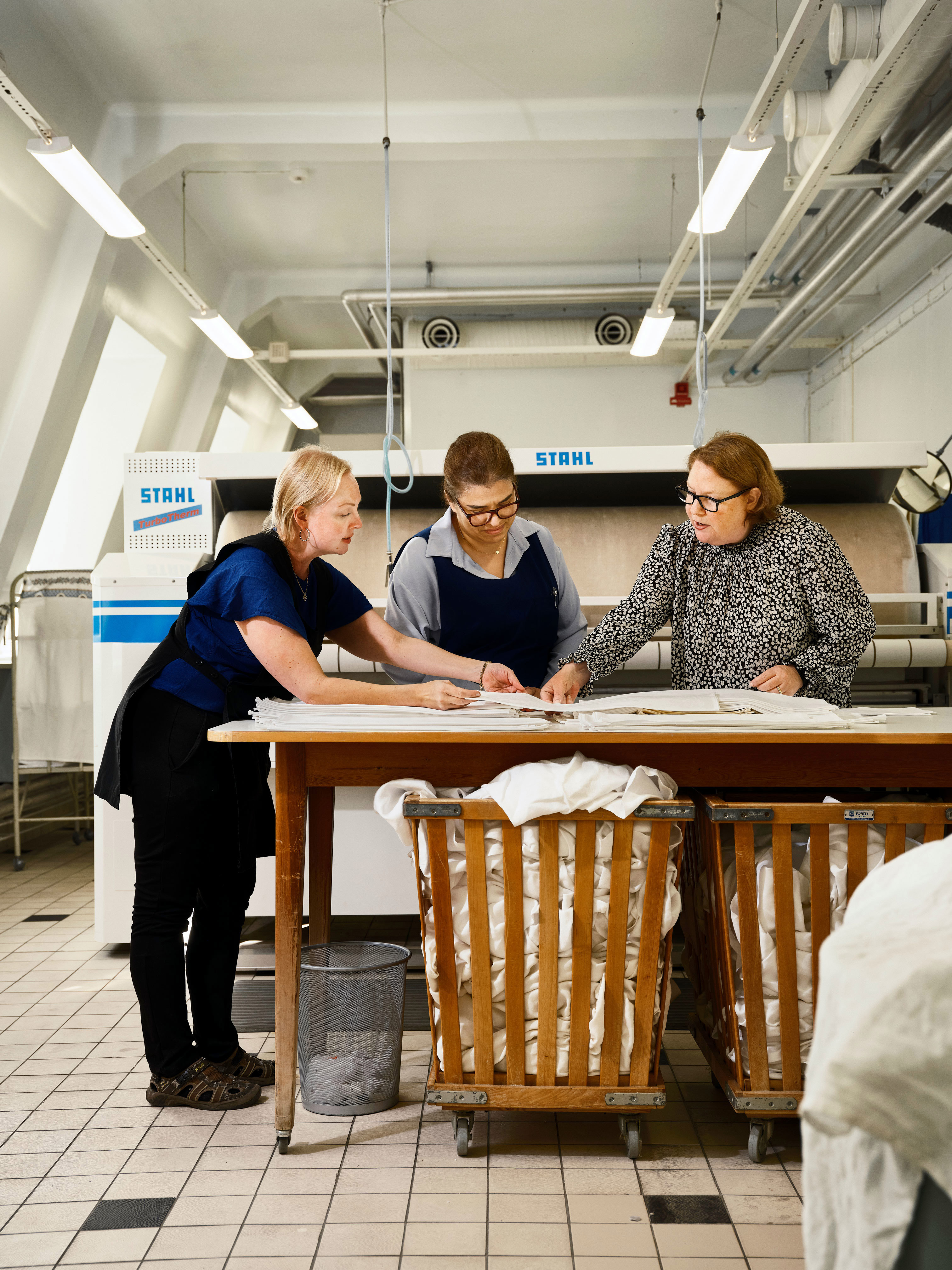 Kvinnor vid bord med linneservetter