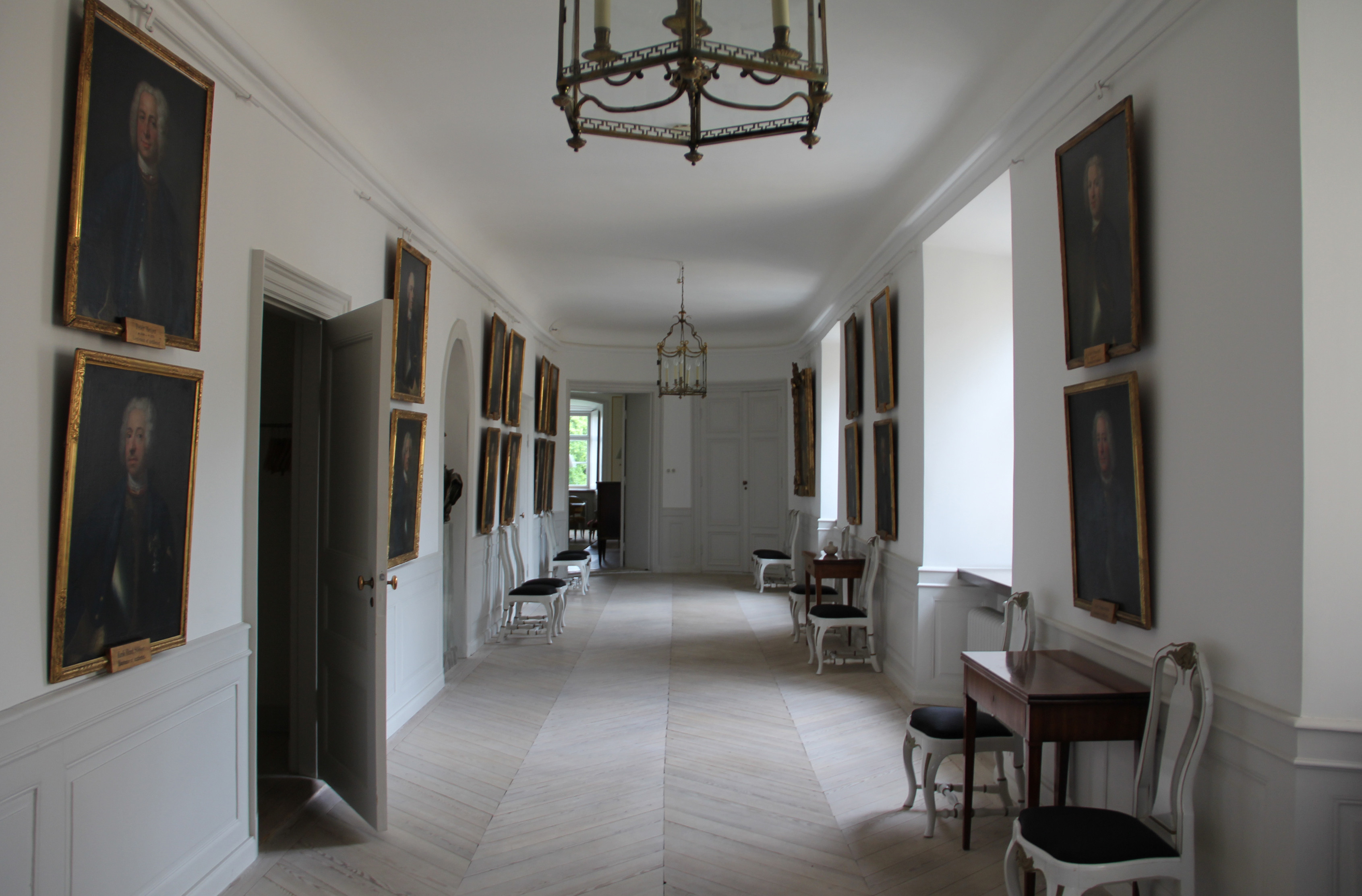 Interiör, Västerås slott. Porträttgalleri med ljust trägolv och ljusgrå snickerier.
