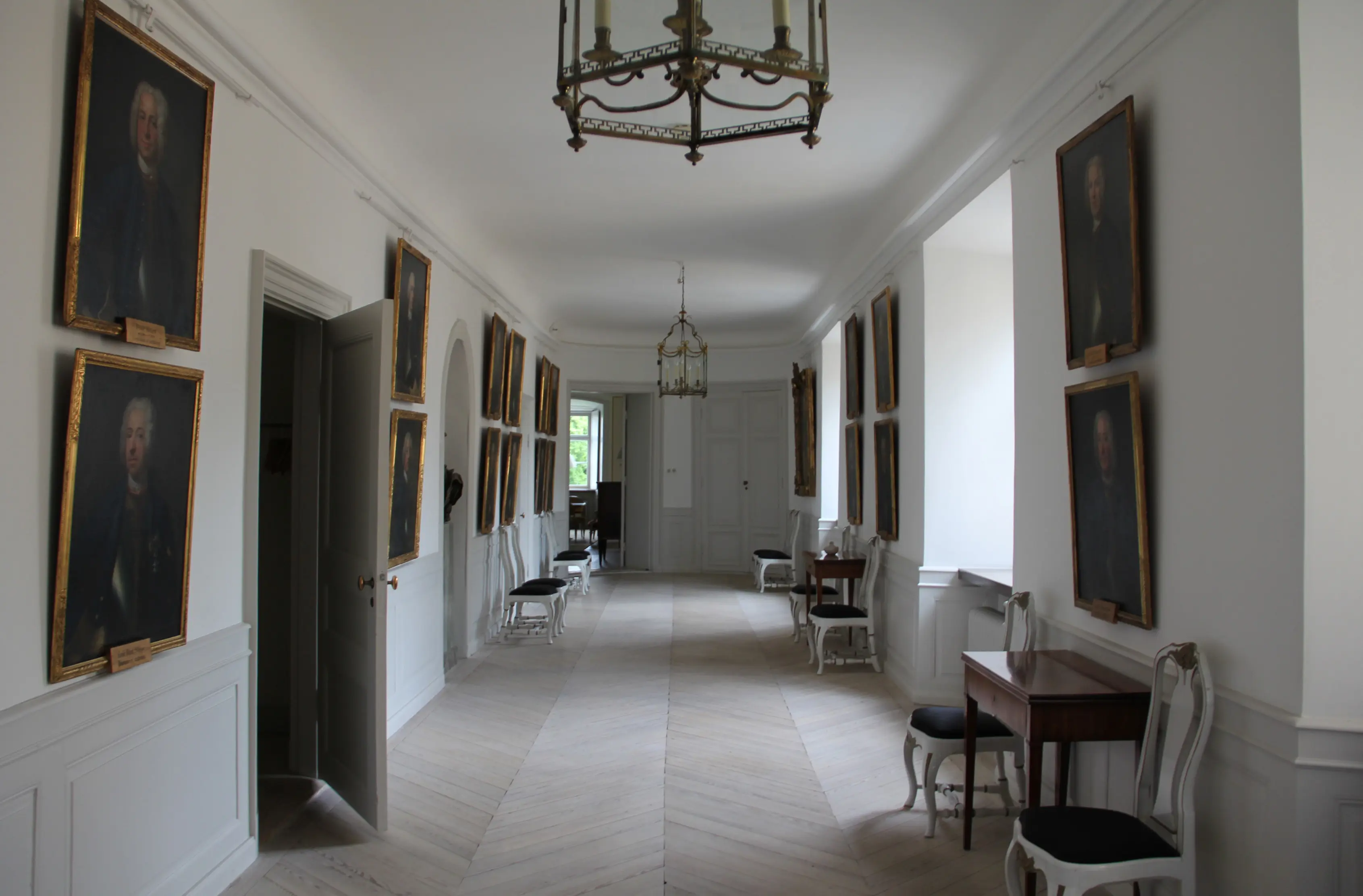 Interiör, Västerås slott. Porträttgalleri med ljust trägolv och ljusgrå snickerier.