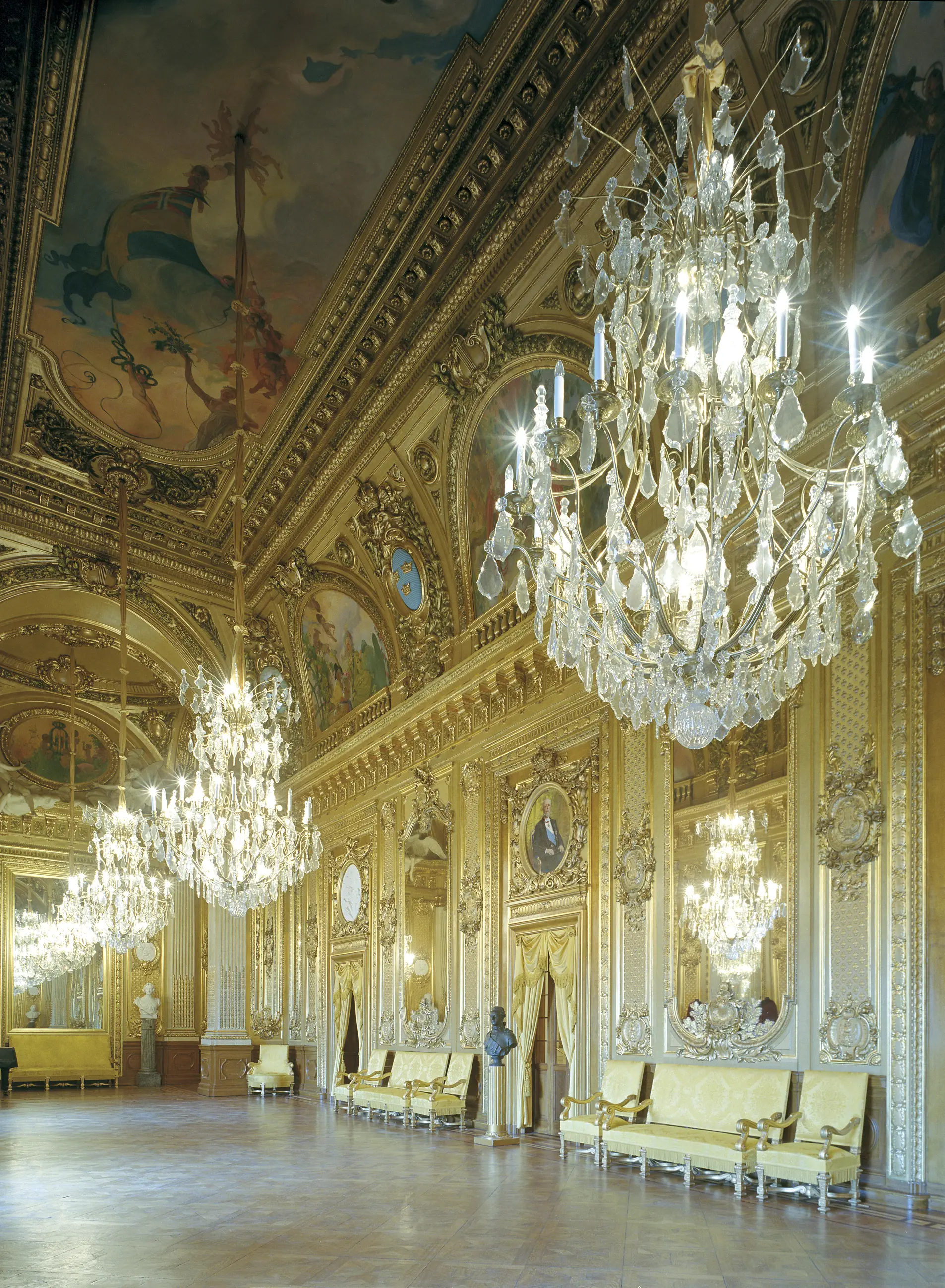 Guld-foajén i kungliga operan. Väggarna är täckta med speglar, målningar och förgylld suckatur. Taket har stora målningar och kristallkronor.