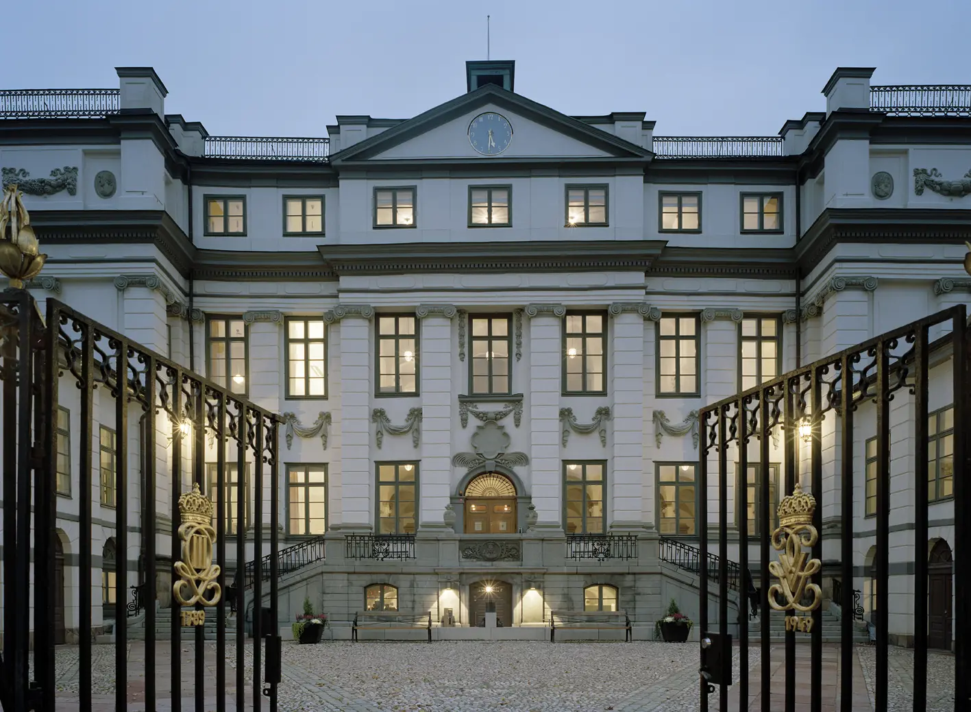 Bondeska palatset sett från Riddarhus-torget. Stora järngrindar med förgylld dekor leder in till en gårdsplan.