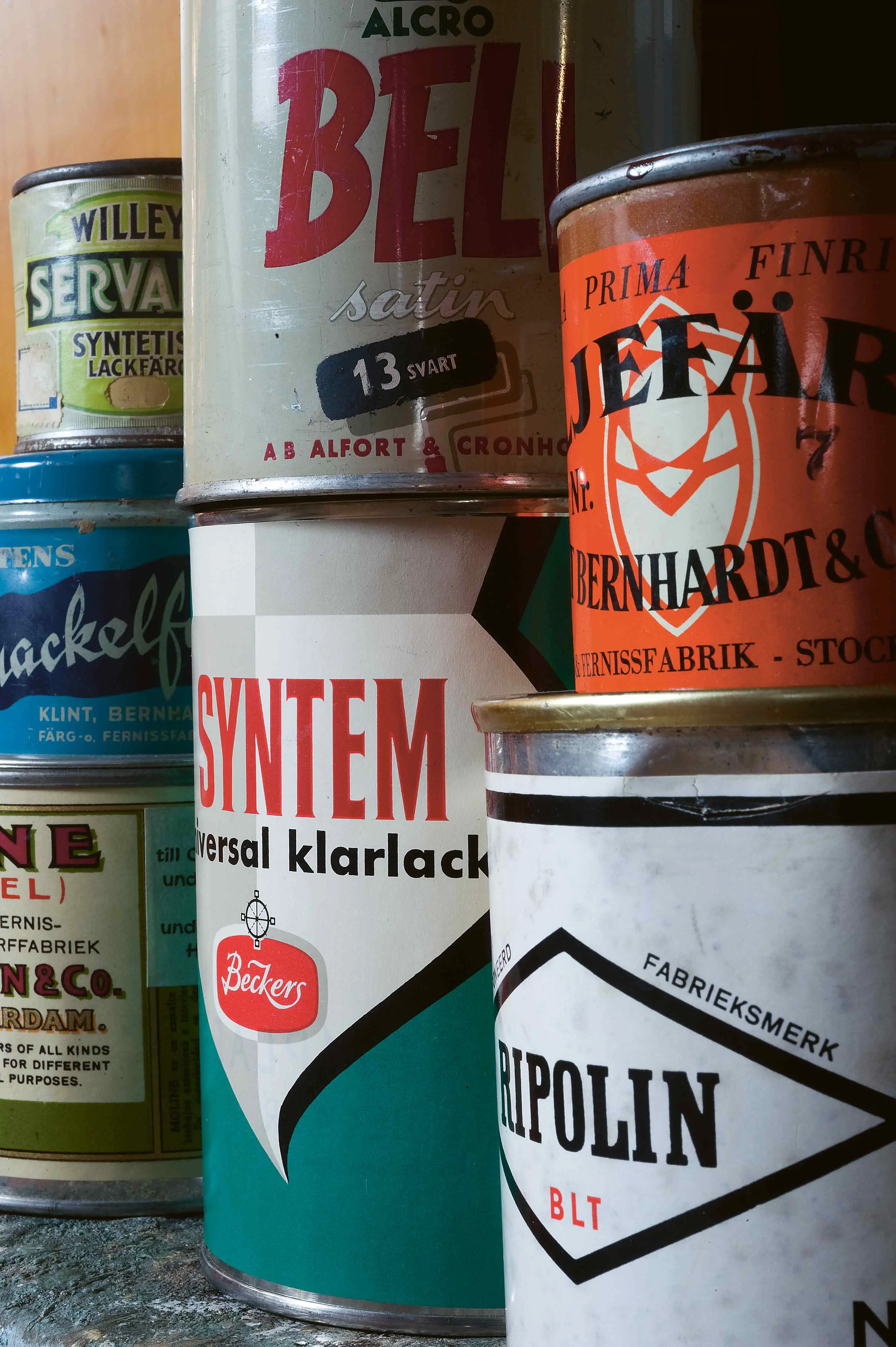 Ett par gammaldags färgburkar staplade på varandra.