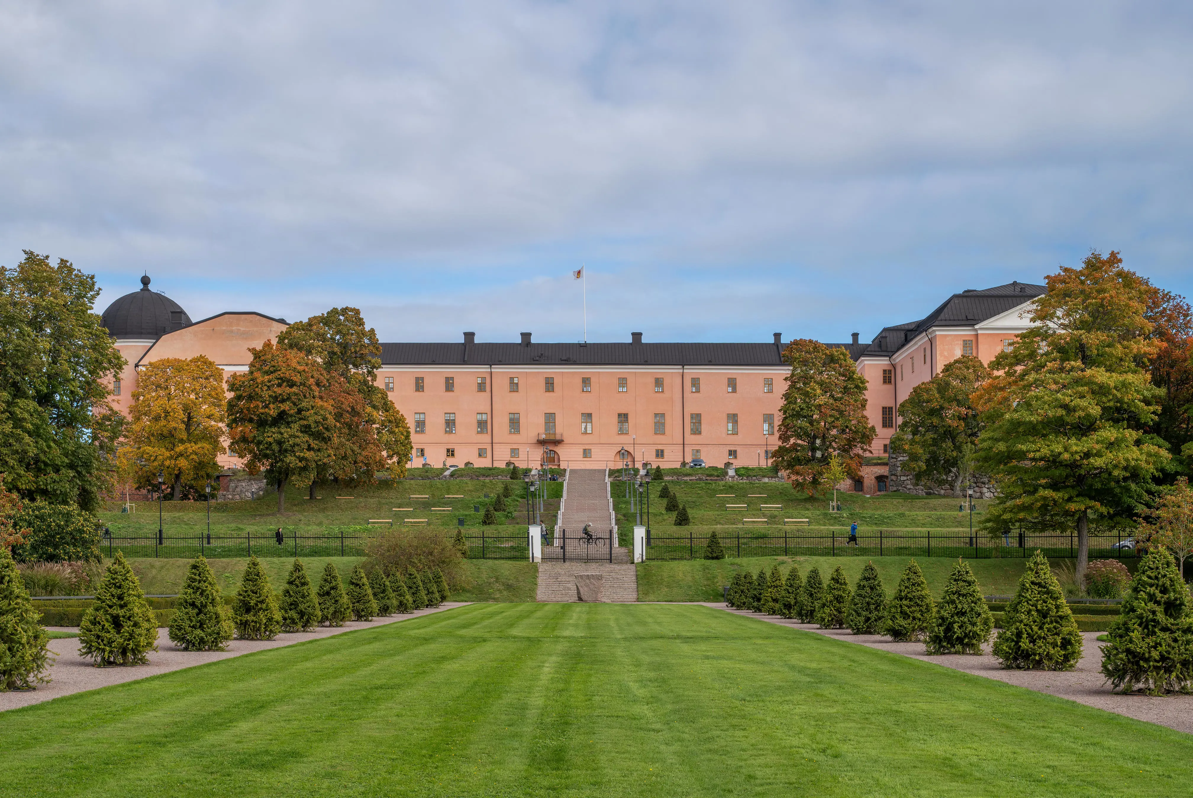 Uppsala slott sett från Botaniska trädgården, med granpyramider som nu kantar vägen ända upp till slottet.