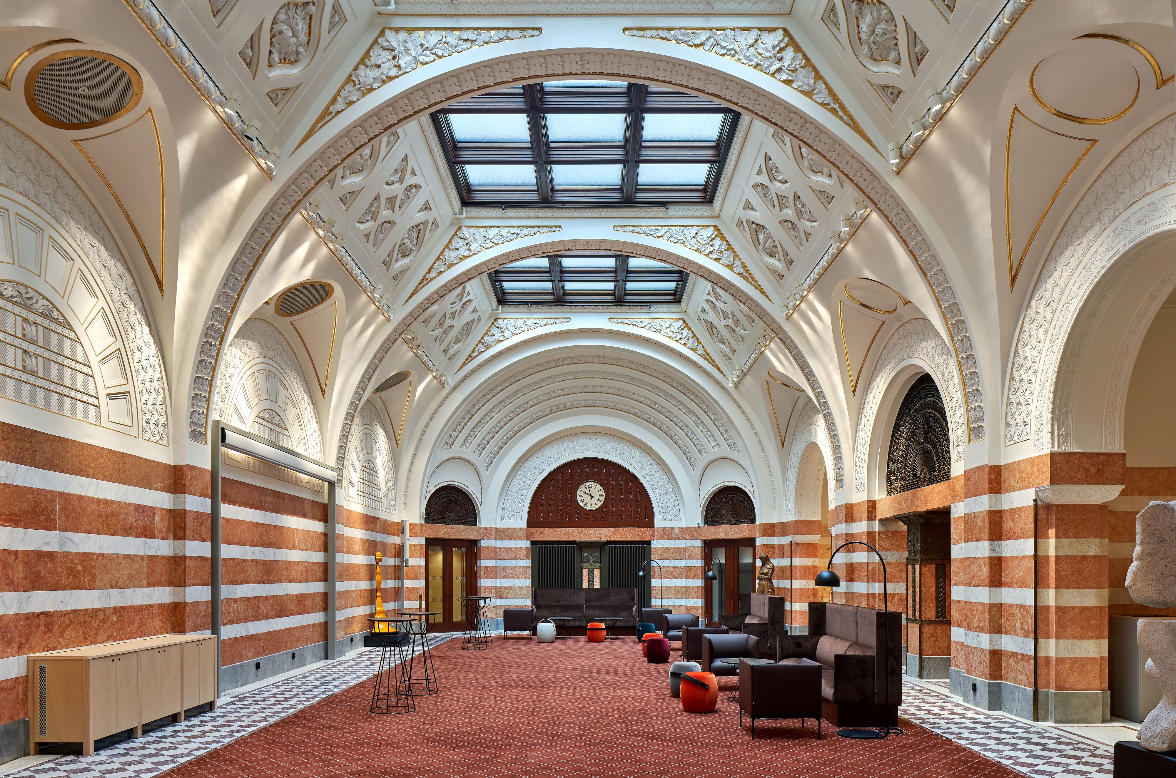 Skånebankens stora hall med fantastiska väggar i vit och röd marmor har blivit träffpunkt och mötesplats.