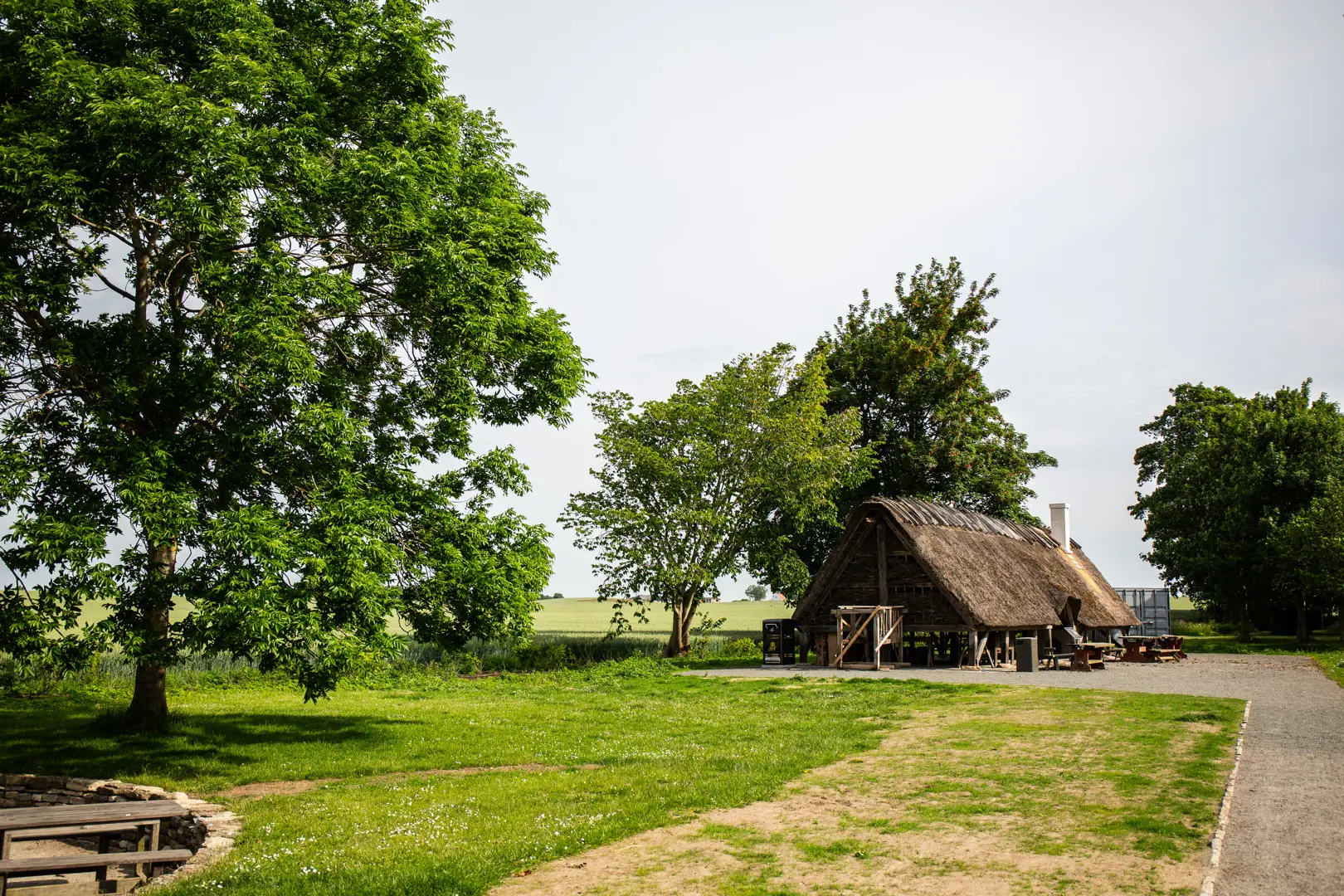 Vid borgens vallgrav ligger en hytta där man arbeta med materialet till borgen.