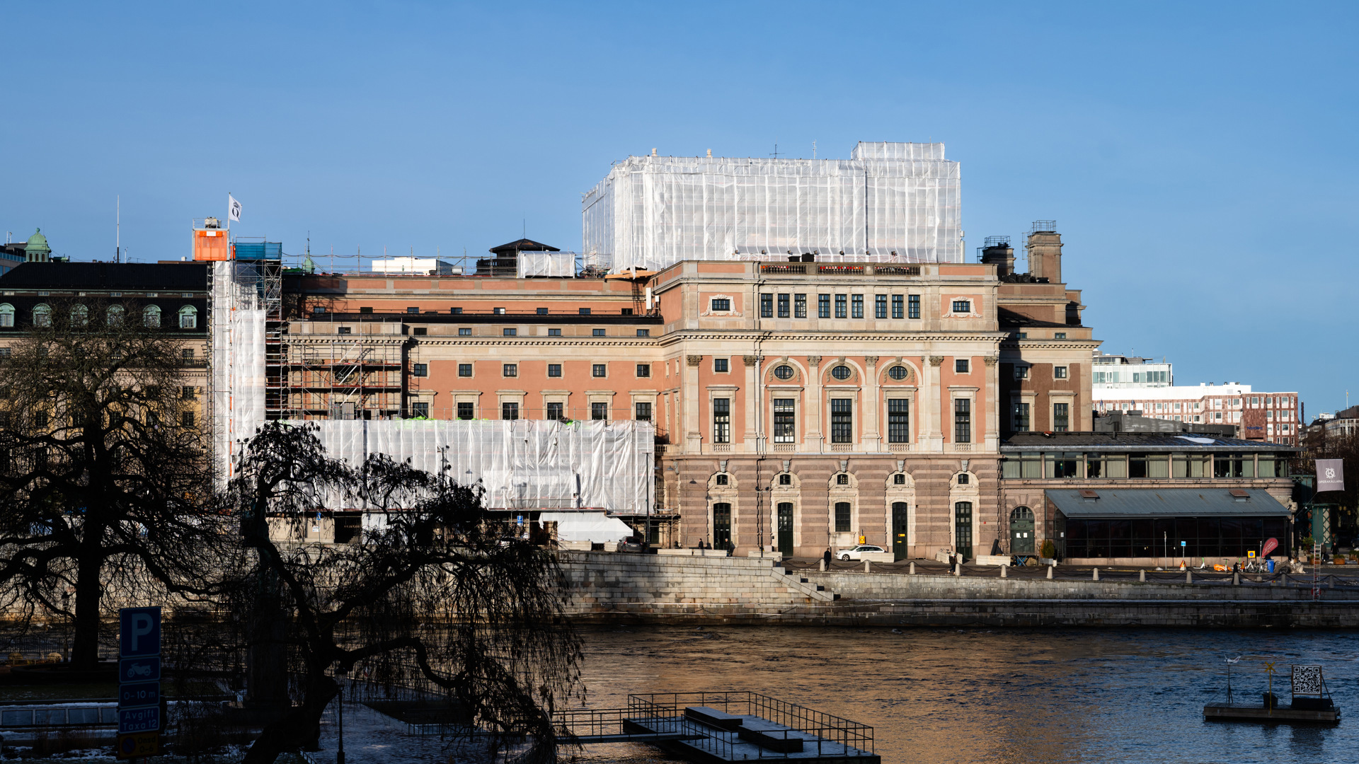 Operabyggnaden sett från strömmen. Byggställningarna täcker delar av fastigheten