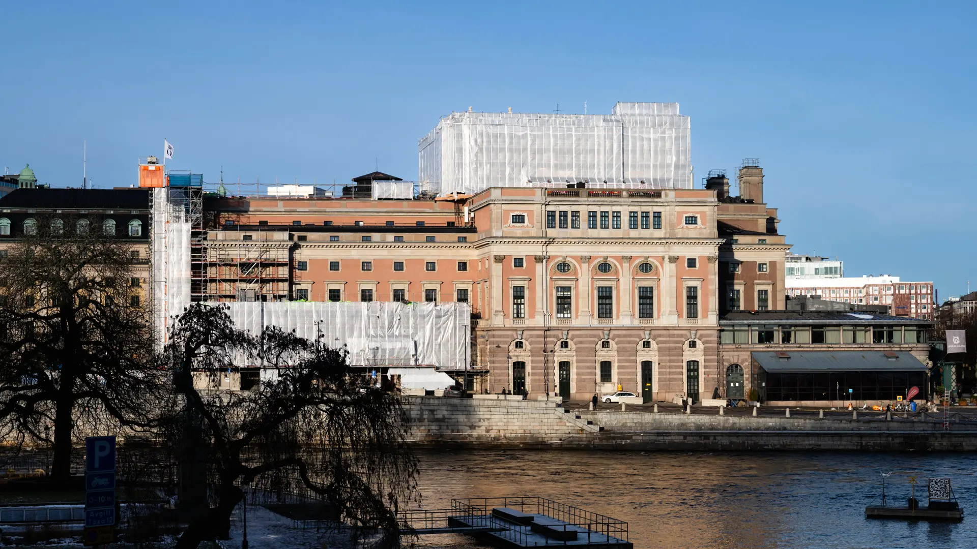Operabyggnaden sett från strömmen. Byggställningarna täcker delar av fastigheten