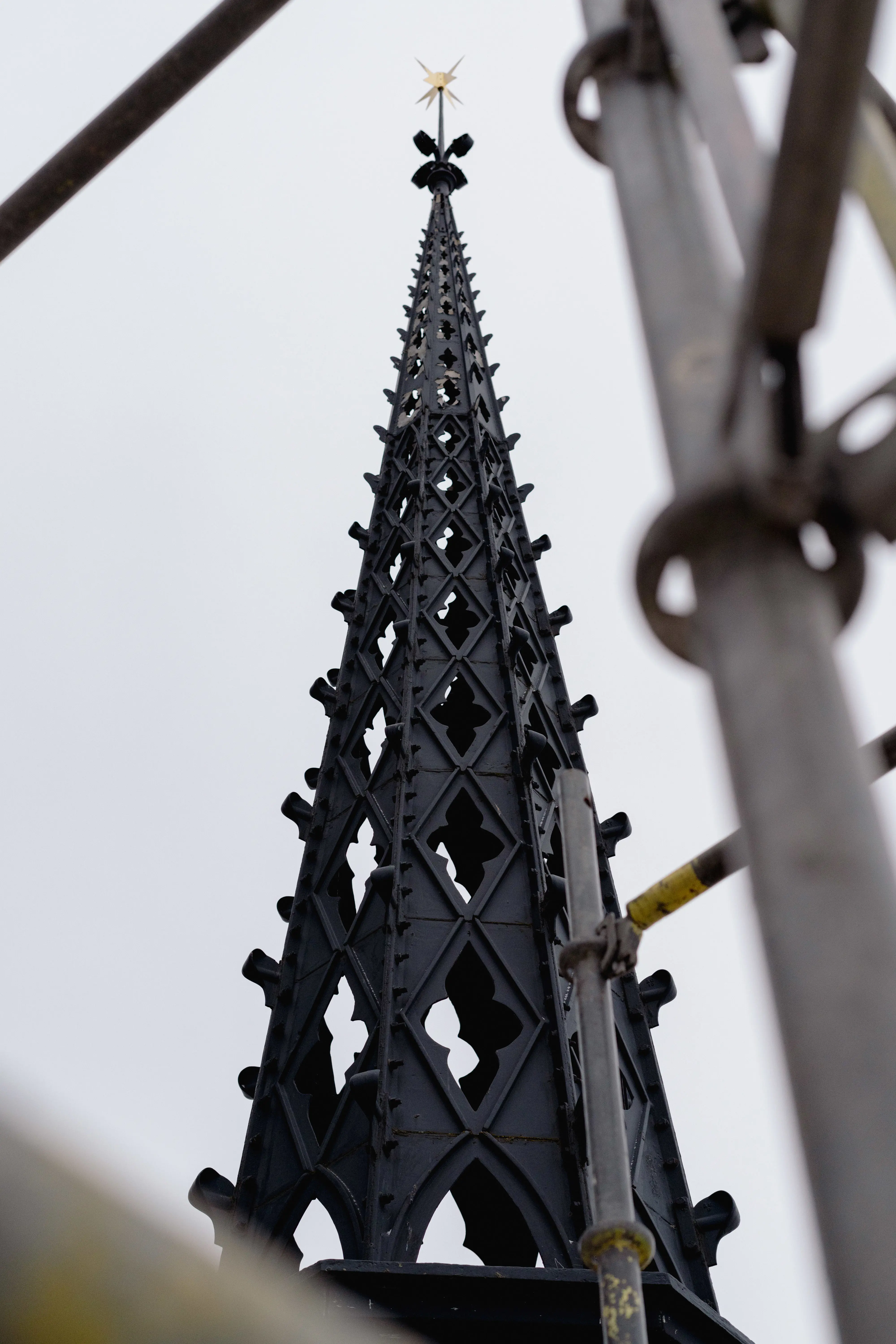 Riddarholmskyrkan. En av hörn-spirorna, turellerna, sedd mellan byggställningar.