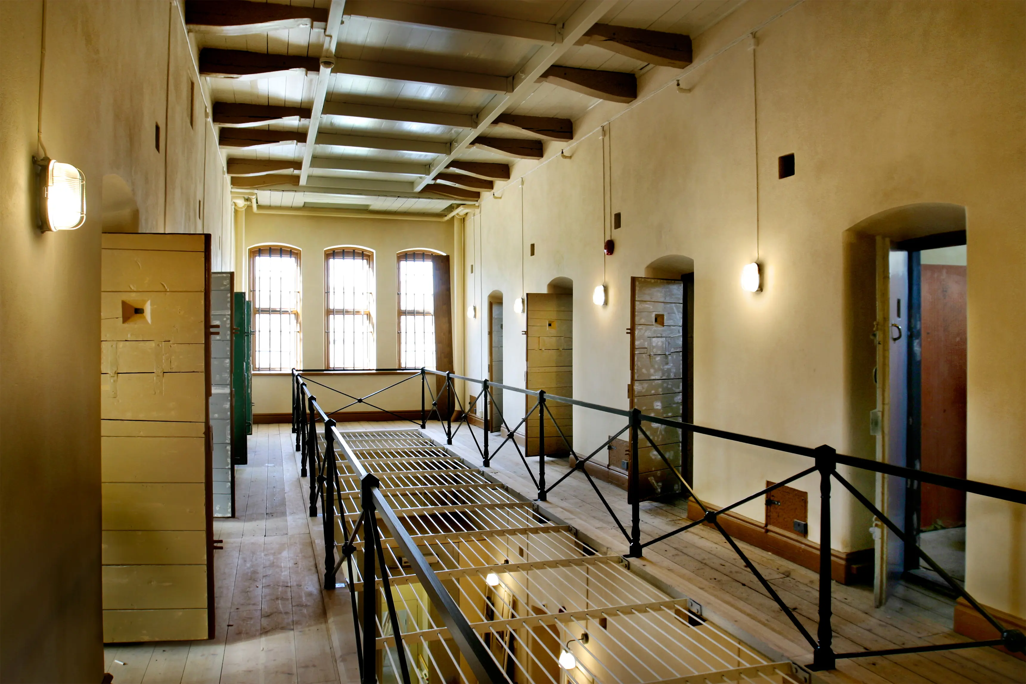 En av cellkorridorerna i det tidigare länsfängelset i Gävle. Numera har Sveriges fängelsemuseum sina utställningar i cellerna. Tre av dem är inredda som tidstypiska fångceller från år 1850, 1900 och 1986, som var byggnadens sista år som fängelse.