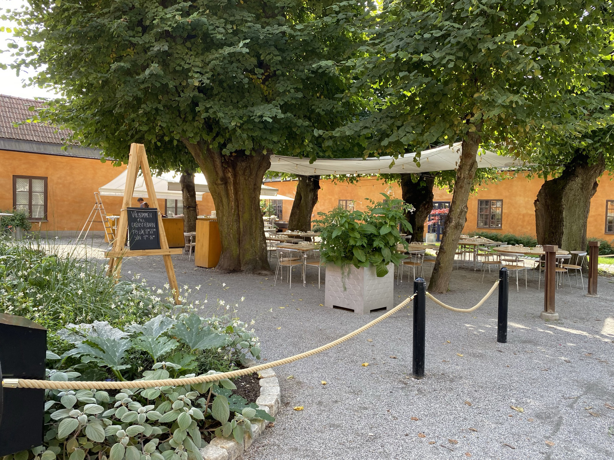 Uteservering vid restaurang Oxenstiernan i kvarteret Krubban i Stockholm