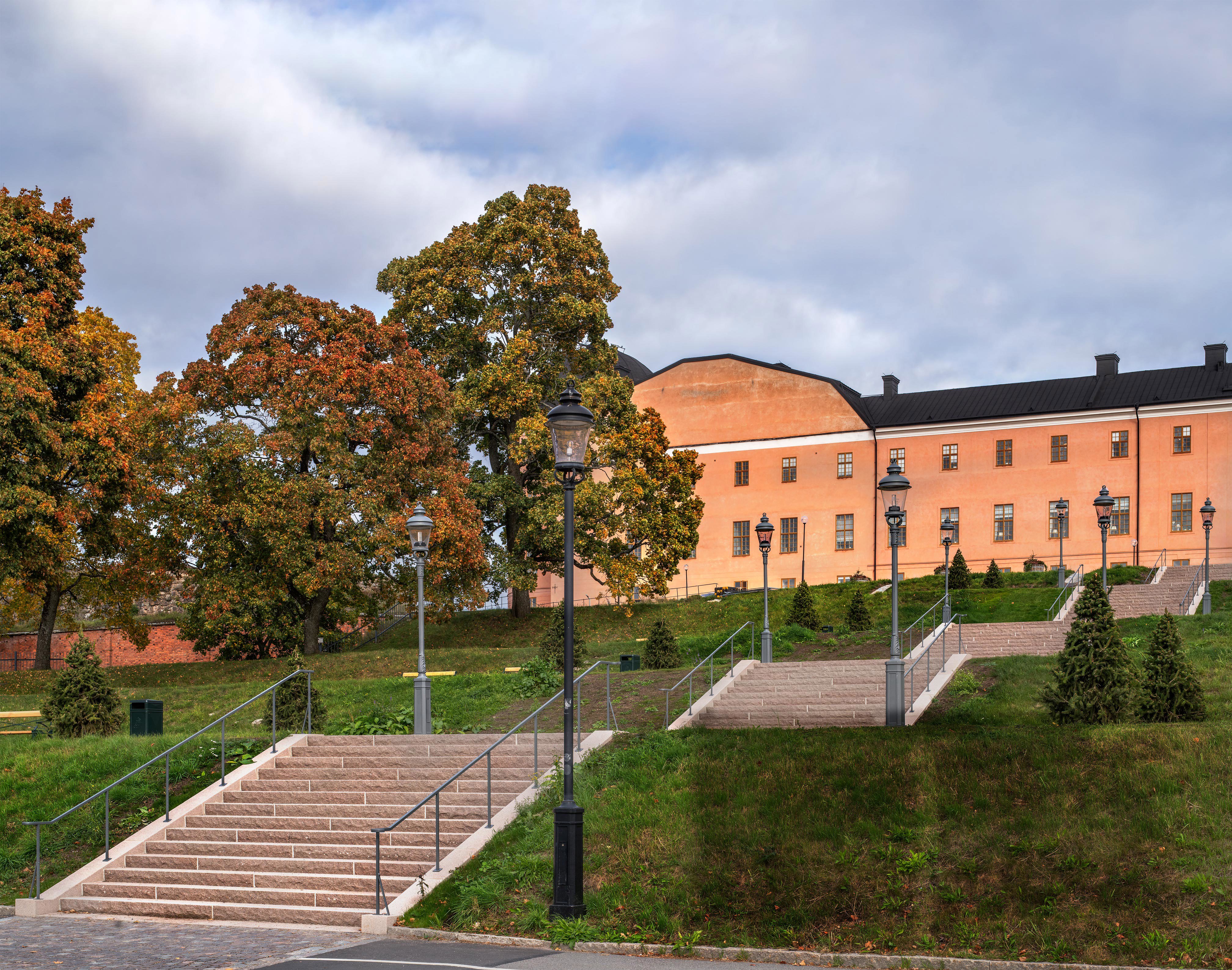 Uppsala slott med den nytillverkade trappan mellan slottet och Botaniska trädgården. 