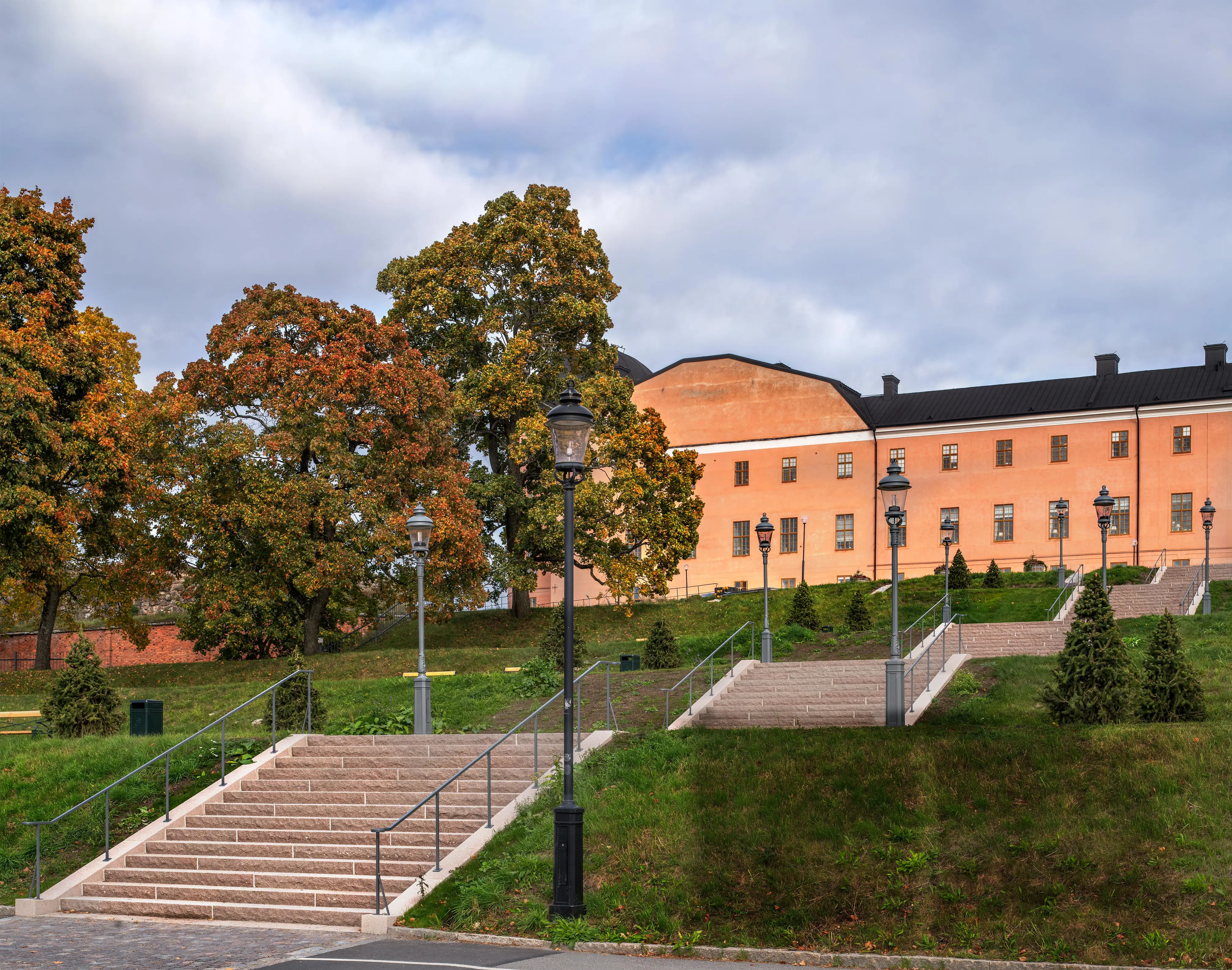 Uppsala slott med den nytillverkade trappan mellan slottet och Botaniska trädgården.