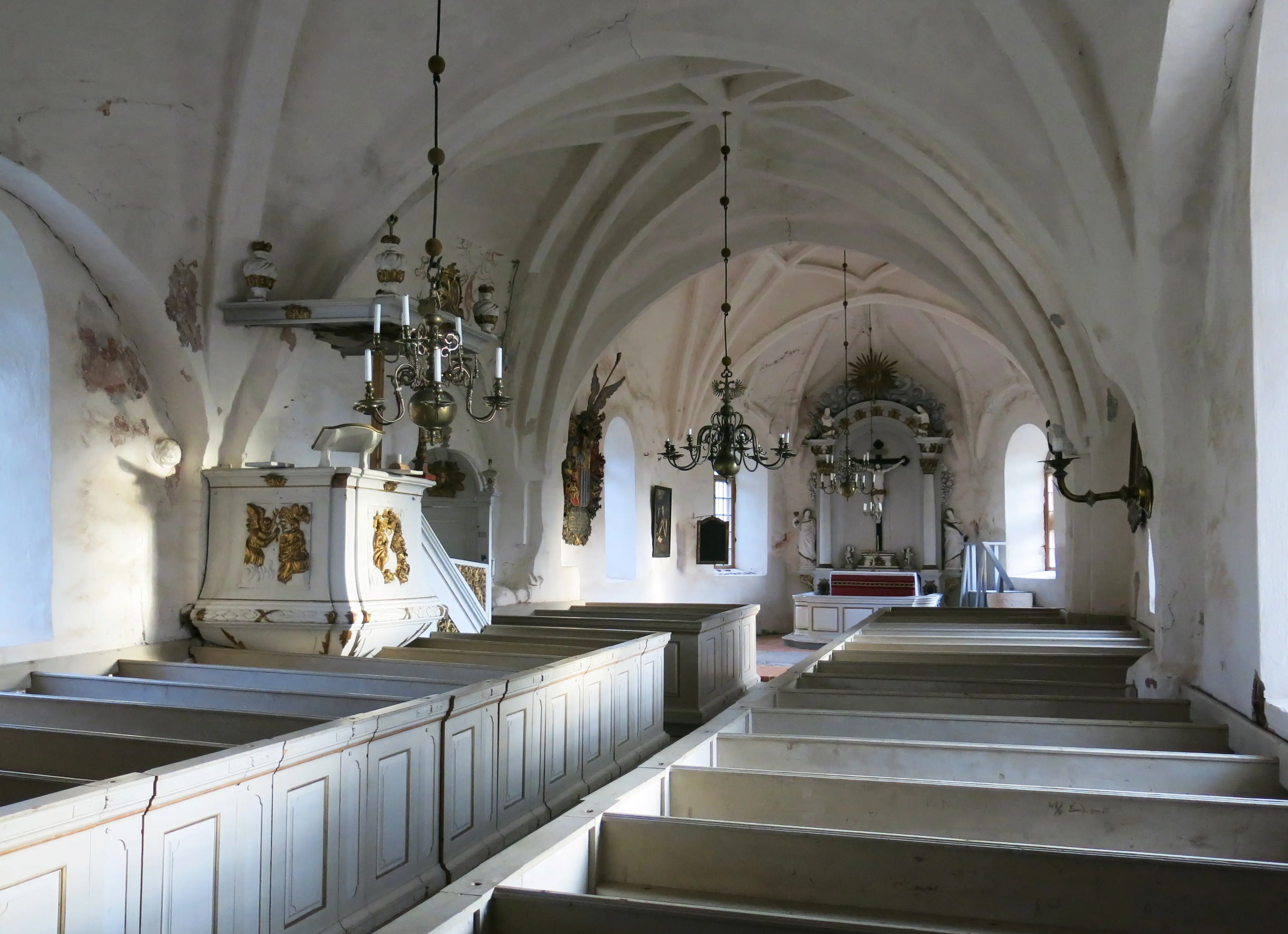 Interiör, Arnö kyrka. Vita stjärnvalv och ljus träinredning från sjuttonhundratalet.