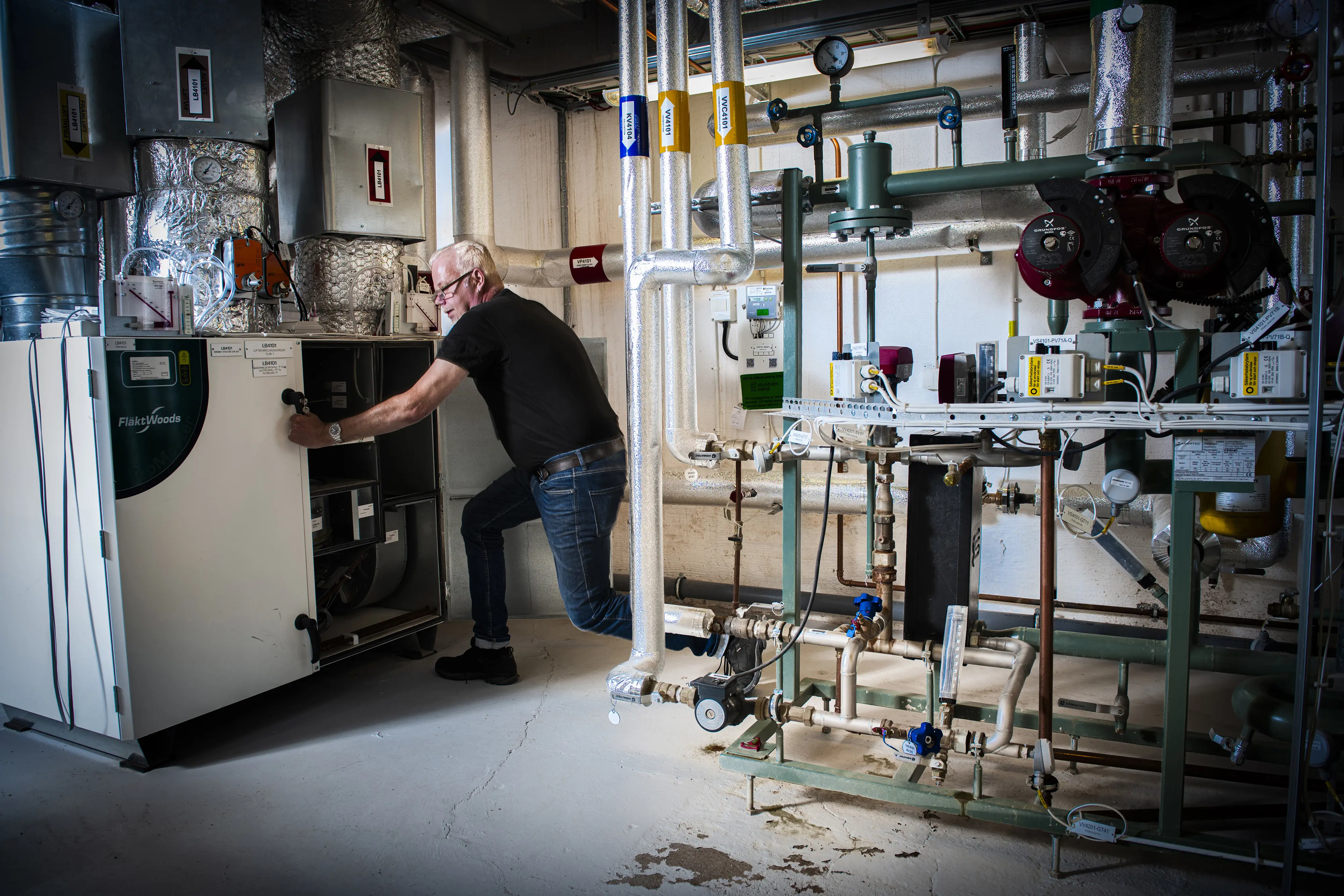 Jan Helsing undersöker tillståndet i ett utrymme