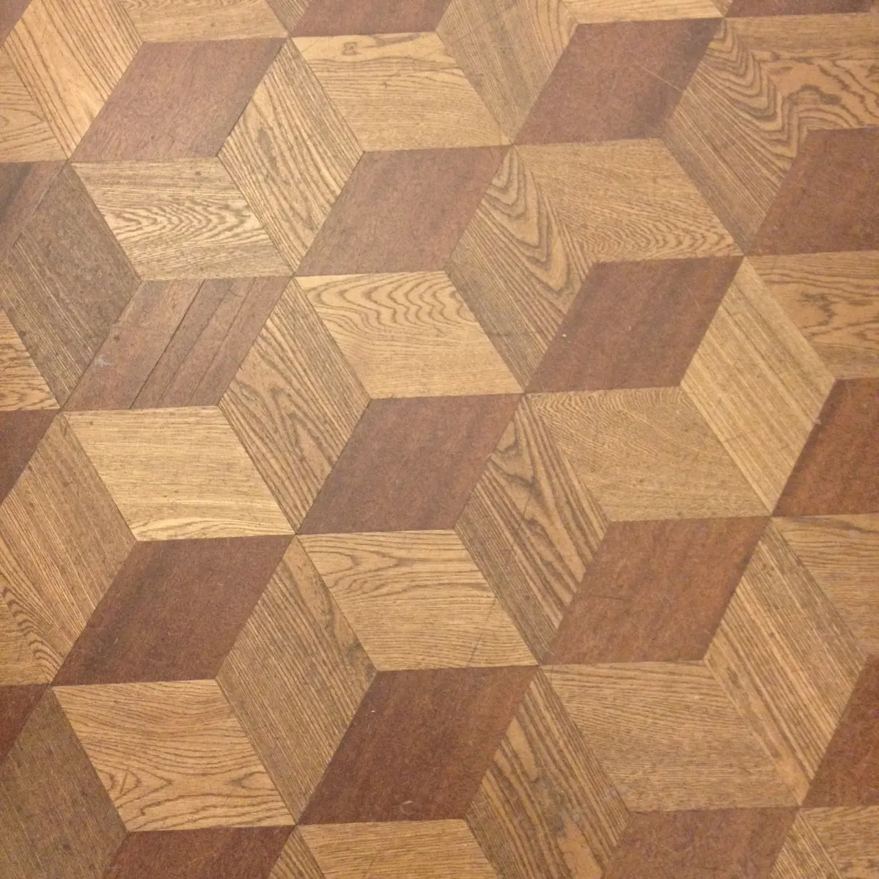 Närbild på ett mönstrat trägolv.