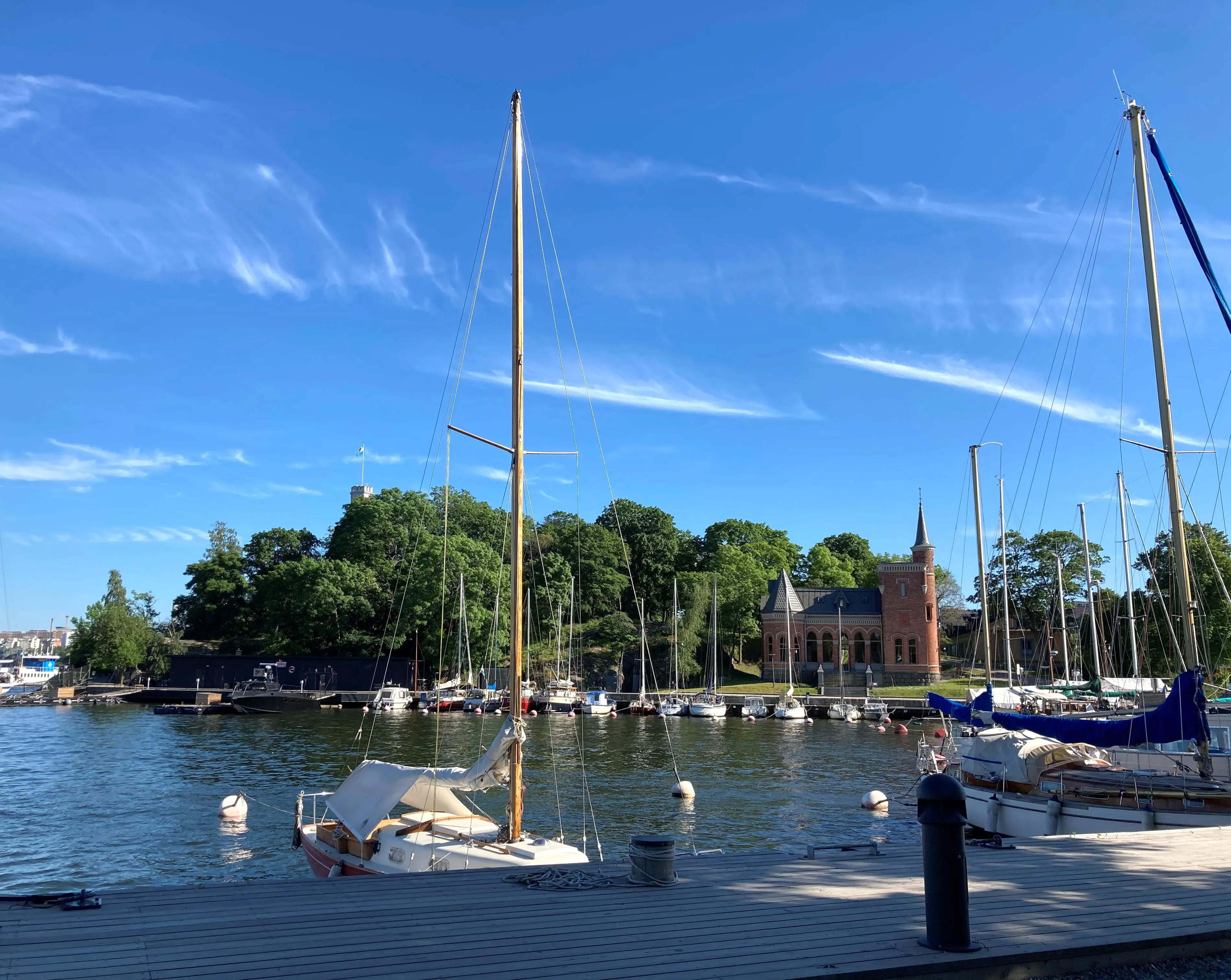 Småbåtar av olika slag längs kajerna på Skeppsholmen och Kastellholmen.