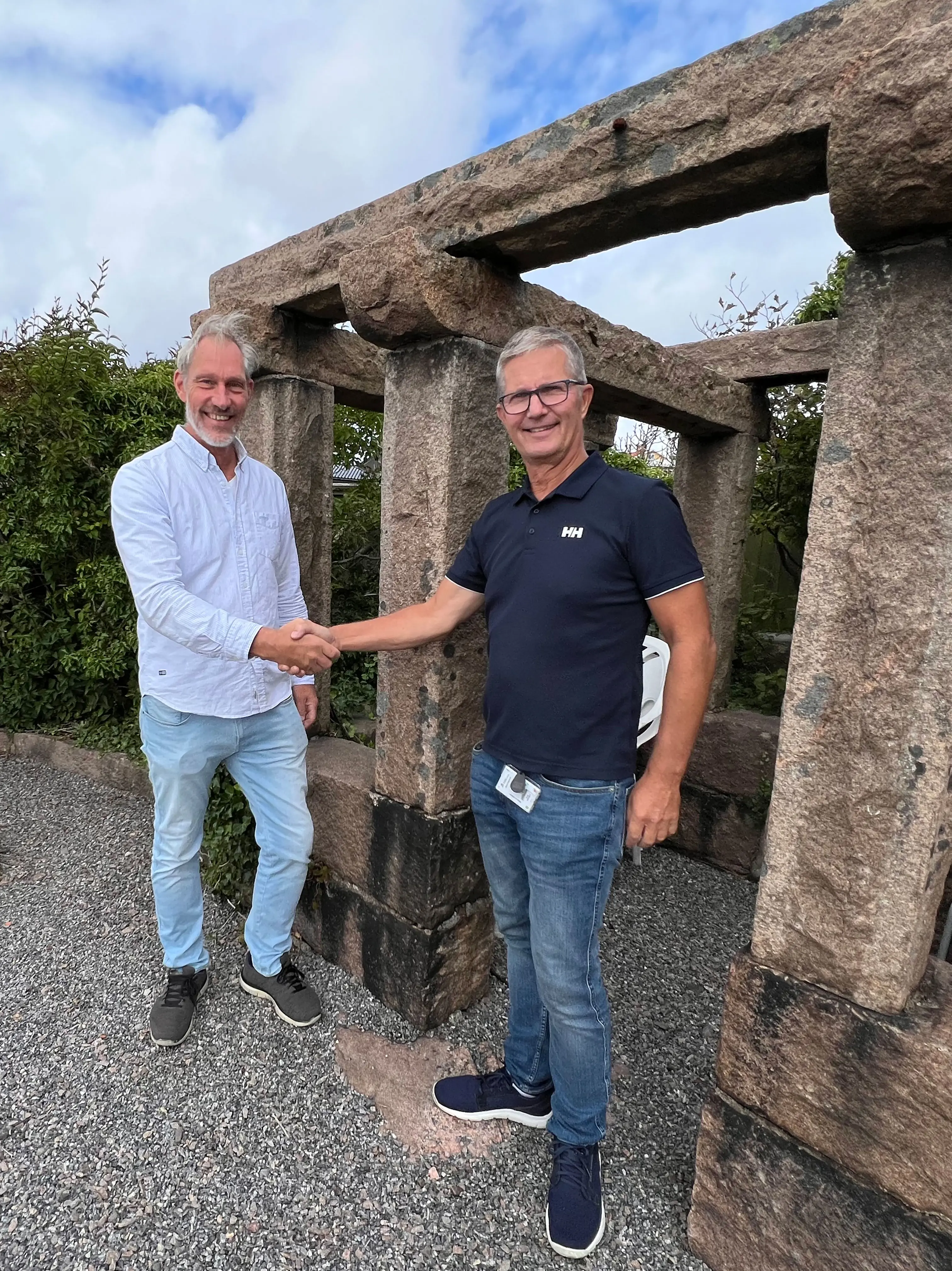 Håkan Svensson, projektledare, och Thomas Andreasson skakar hand för projektet i den vackra ”hemliga” parken.