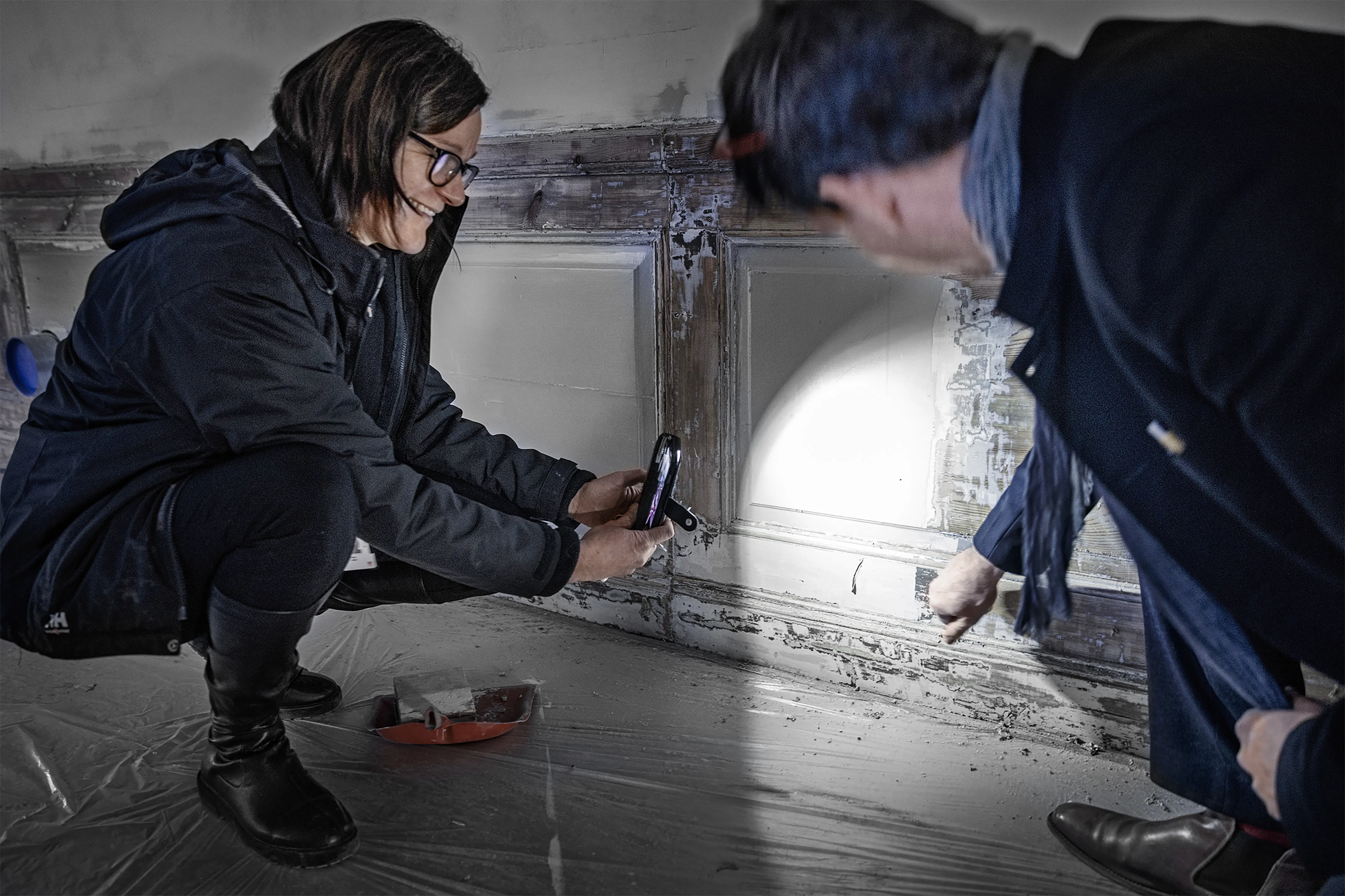 Maria Nordh och Mattias Hedberg Ek tittar på originalfärgen på panelen.