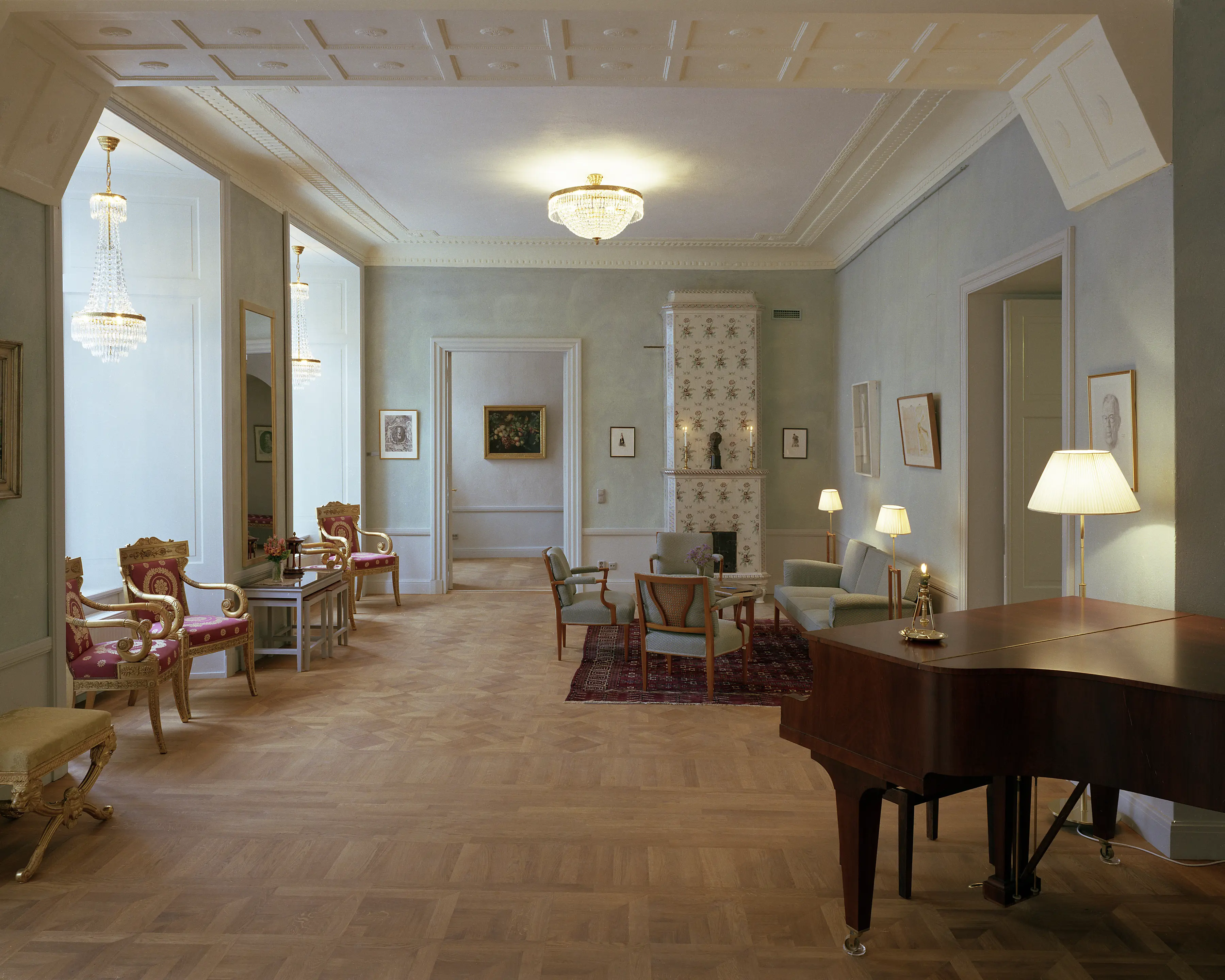 Interiör, ambassaden i Tallinn. Salong med kakelugn och mönstrat trägolv, inrett med en flygel och möbler i empir-stil.